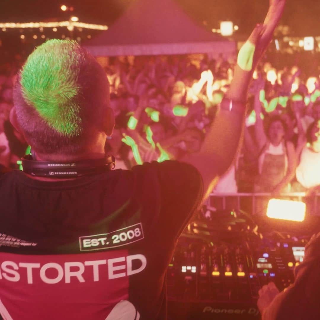 Spinnin' Recordsのインスタグラム：「Head straight to the dance floor because the party has begun 🎉 @simonfava & @yvvanback - Se Danza (feat. @camargomartina) will be stuck in your head for months to come.」