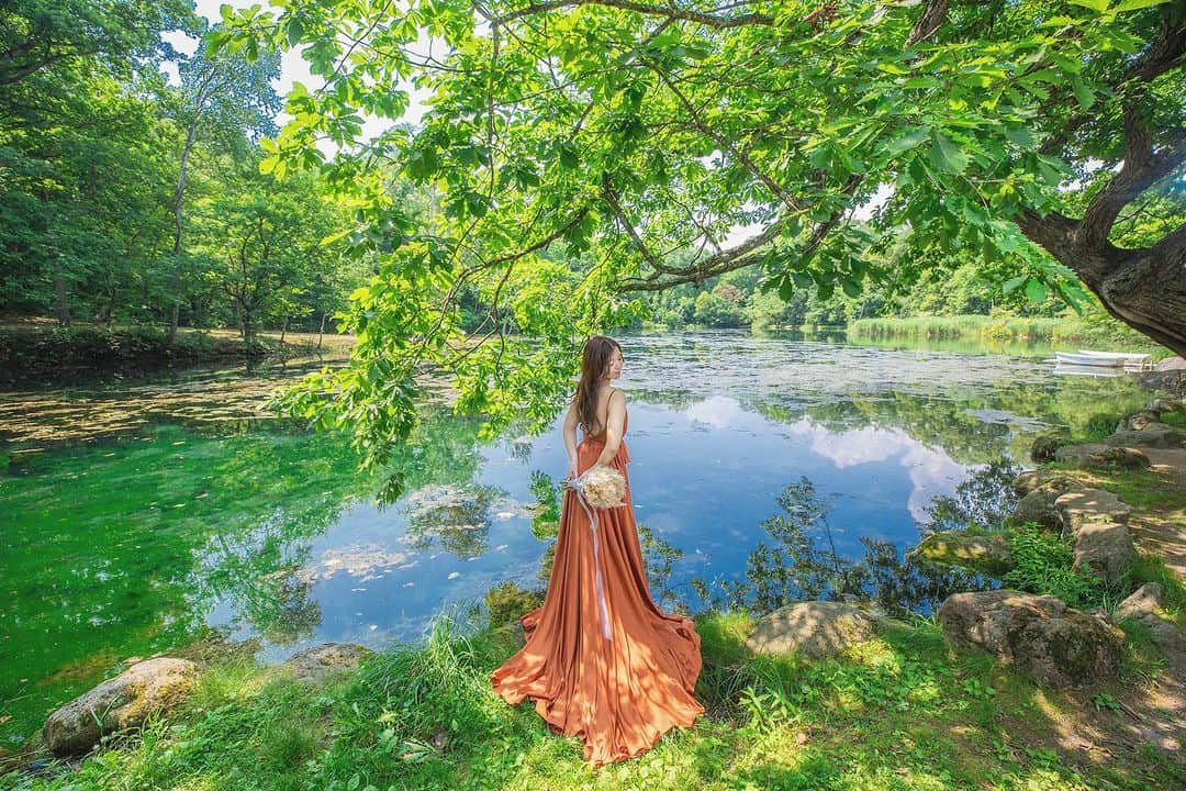 STUDIO SOLAのインスタグラム：「びっくりするくらい綺麗な、池のある公園。ここは北海道の、駐車場もあるふつうの公園なんです😳 北海道はどこ行っても規模がでっかいどー❣️🗾🌏🪐 個人的に一番お気に入りの場所。 秋の撮影も綺麗だろうなと、オススメです✨  make up by @haruka.deco.hm  . フォトグラファー、ヘアメイク、フォトプランナーを募集中！ 　@decollte_recruit . #プレ花嫁 #北海道プレ花嫁 #weddinghair #DWPG #撮る結婚式　 #ウェディングフォト #フォトウエディング #結婚式準備 #前撮り #後撮り #ブライダルフォト #wppi #weddingphoto #プレ花嫁さんと繋がりたい #lovers_nippon　 #2024春婚 #2024夏婚 #2024秋婚 #2023冬婚 #marry花嫁 #チェリフォト #カップルフォト #花嫁ヘア #おしゃれさんと繋がりたい 　#cherish_photo_days #d_weddingpho #北海道好きと繋がりたい」