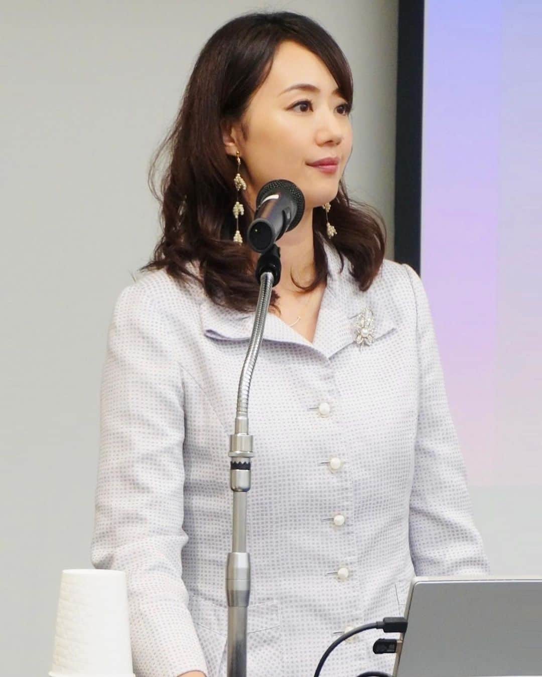 三井智映子のインスタグラム：「先週の相場を振り返りましょう。  先週の米市場は下落となりました。 米ISM非製造業景況指数の市場予想上振れなどから米長期金利は上昇。ドルインデックスも上昇。 週明けの相場は米雇用統計を通過したあく抜け感はあったようですが、FRBの金融引き締め長期化懸念や、 中国不動産バブル崩壊が懸念されるなかで、政府は住宅の購入制限を緩めるなど刺激策でテコ入れを行っているものの、 中国が政府機関のみならず政府支援の機関や国営企業にiPhoneの使用禁止を拡大する計画とのことでApple株が急落したことも投資家心理を冷やしました。 米中対立の先行き不安や、中国および世界への経済への影響が懸念されています。 Appleに関しては12日の説明会で新型のiPhoneの発売をする見通しで、週末ということもありショートの手仕舞いも出たようで、 チャート的には下落一服となりました。 週末8日の米市場は上昇。 ダウ平均は前日比75ドル86セント高の3万4576ドル59セント。  また先週は主要産油国の減産継続方針(サウジアラビアが原油の自主減産を年末まで延長)が報じられ原油価格が上昇。米国ではドライブシーズンが終了しましたが、ガソリン価格がこの時期で過去10年比で最高水準となっています。 そのためコモディティも上昇。 一方でビットコインは引き続き売りが優勢なようです。  日本市場を見てみますと、日経平均は週足では103円78銭安で3週ぶり反落。 バリュー株が強いなかで9月中間期末を控えた配当取りの動きも相場を支えているほか為替の円安も支援となり、 6日までで日経平均株価は8営業日続伸でTOPIXも年初来高値を更新する強い値動きを継続していましたが、週後半に失速しました。  9月16日まで水星の逆行となるので、相場も不安定な動きになったり大きく動きやすいと言われています。 今週は13日発表の米8月消費者物価指数（CPI）に注目ですし、大きく動くのかも注目しています。 香港も三角保合っぽいのが崩れるかも。注目です。  写真は福岡セミナーのものです。 ご来場くださった皆様、ありがとうございました！」