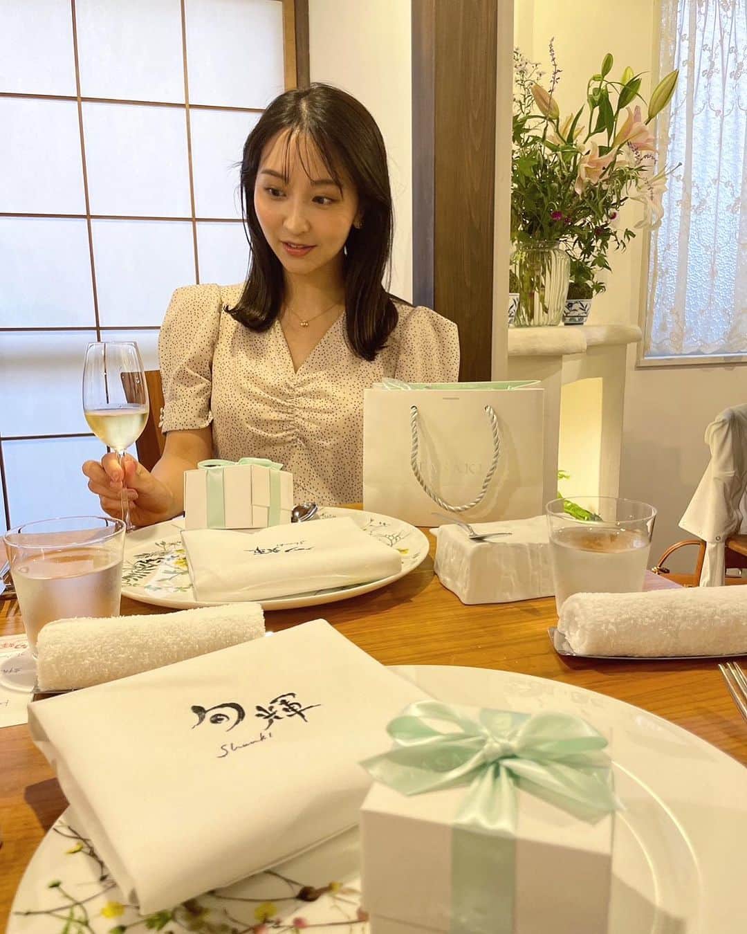 葉加瀬マイのインスタグラム：「祖父の白寿（99歳）のお祝いで親族で集まりました🥂 いまだに現役医師で患者さんをみていたり、毎日お庭でゴルフを練習しゴルフのコースもまわっている元気な祖父👴✨私の息子も静岡に帰ったらいつも遊んでもらってます☺️尊敬する祖父のお祝いを皆でお祝いできてとても良い会でした🩷 そして祖父が99歳の記念品として女性陣にはTASAKIの真珠のジュエリーをプレゼントしてくれました🥺💓かわいくて上品なピアス✨ 祖父からもらった特別な思い出のピアスとして大事に使おうと思います🥰 お食事は一軒家レストランの旬輝さんへ😋どのお料理も繊細で凝っていてとても美味しかったです💓  #白寿 #TASAKI #パールピアス」