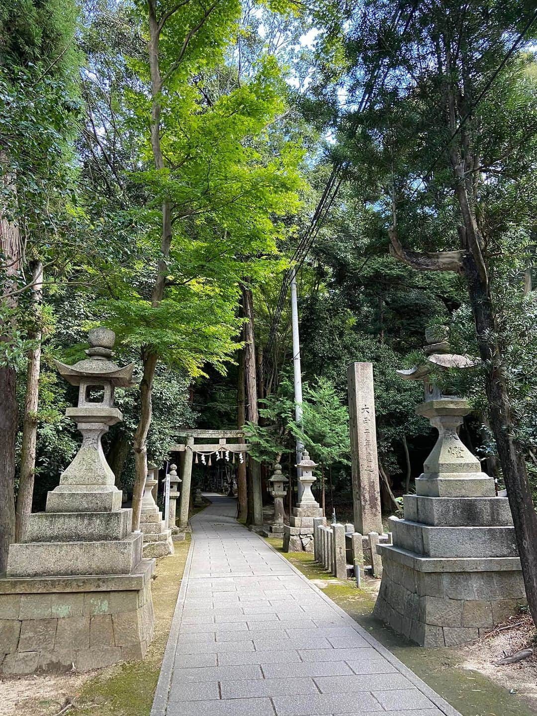 Julie Wataiさんのインスタグラム写真 - (Julie WataiInstagram)「大雨警報の発令前に大阪の山にある神社に行ってきた。修験道の洞窟にはタイミング悪く入れなかった。また行きたいなー。」9月10日 22時02分 - juliewatai