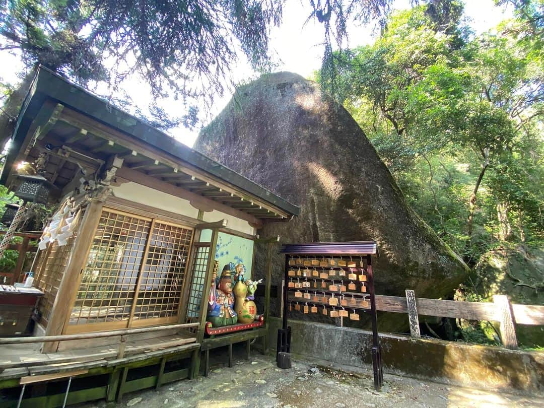 Julie Wataiさんのインスタグラム写真 - (Julie WataiInstagram)「大雨警報の発令前に大阪の山にある神社に行ってきた。修験道の洞窟にはタイミング悪く入れなかった。また行きたいなー。」9月10日 22時02分 - juliewatai