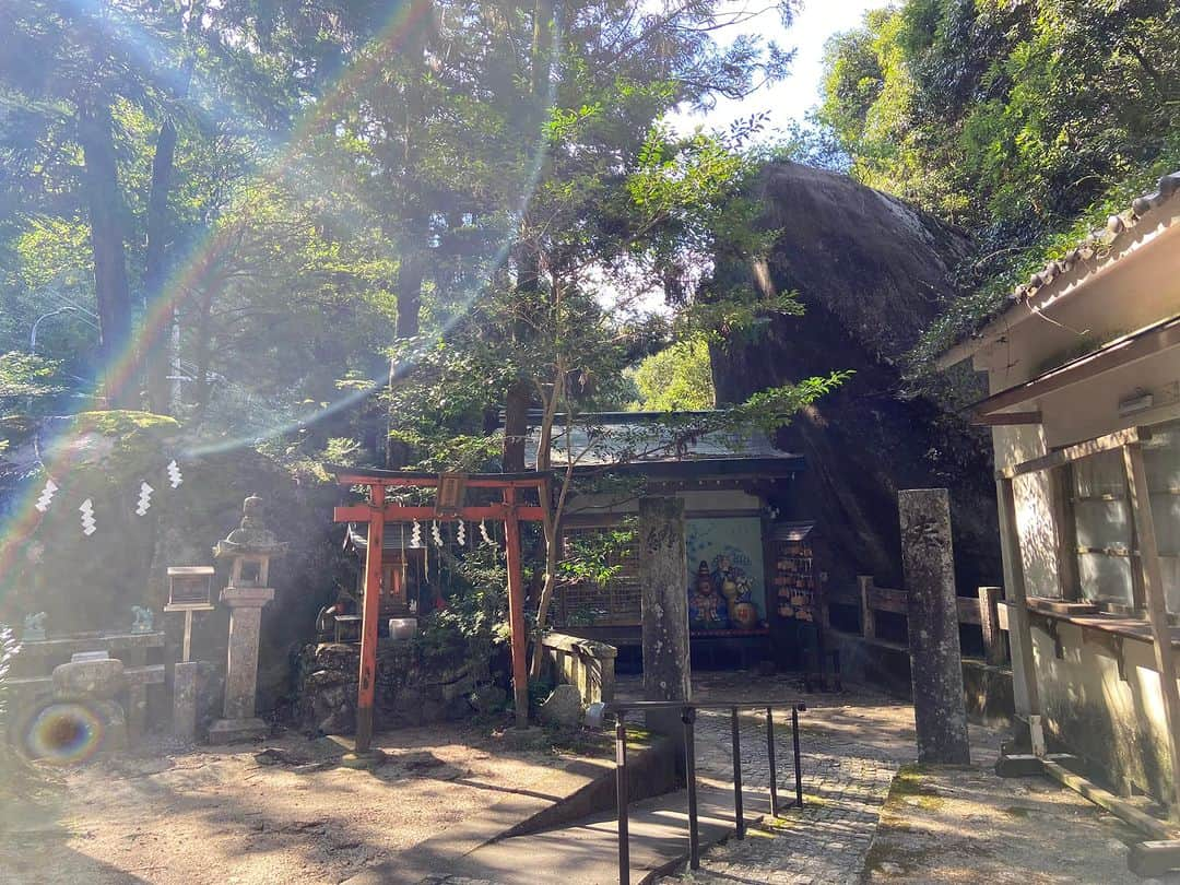 Julie Wataiさんのインスタグラム写真 - (Julie WataiInstagram)「大雨警報の発令前に大阪の山にある神社に行ってきた。修験道の洞窟にはタイミング悪く入れなかった。また行きたいなー。」9月10日 22時02分 - juliewatai