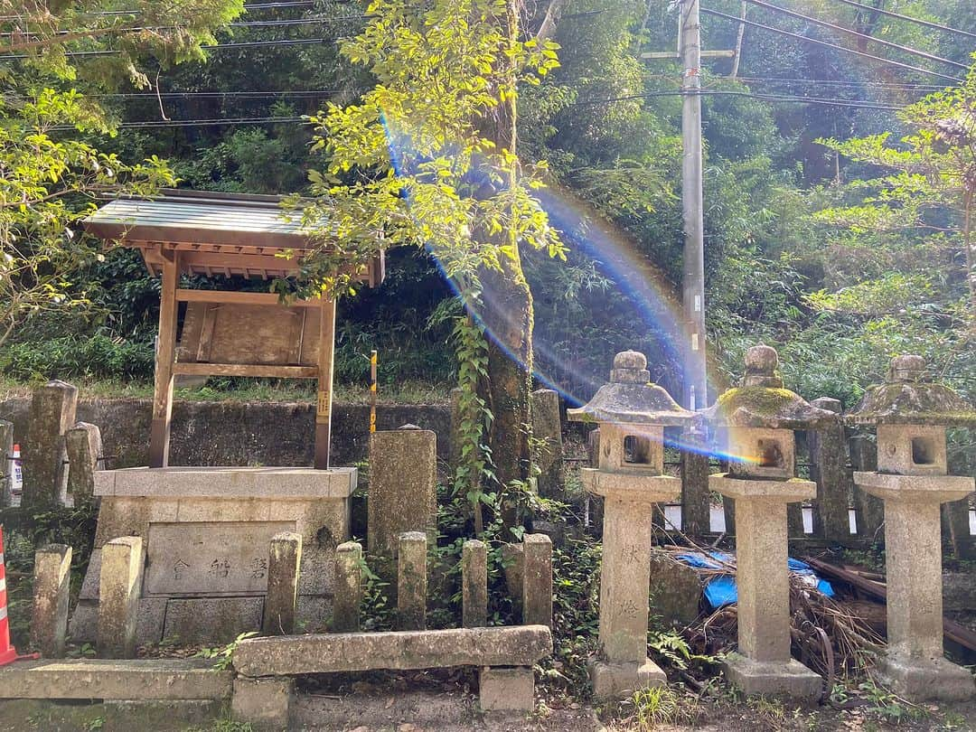 Julie Wataiさんのインスタグラム写真 - (Julie WataiInstagram)「大雨警報の発令前に大阪の山にある神社に行ってきた。修験道の洞窟にはタイミング悪く入れなかった。また行きたいなー。」9月10日 22時02分 - juliewatai