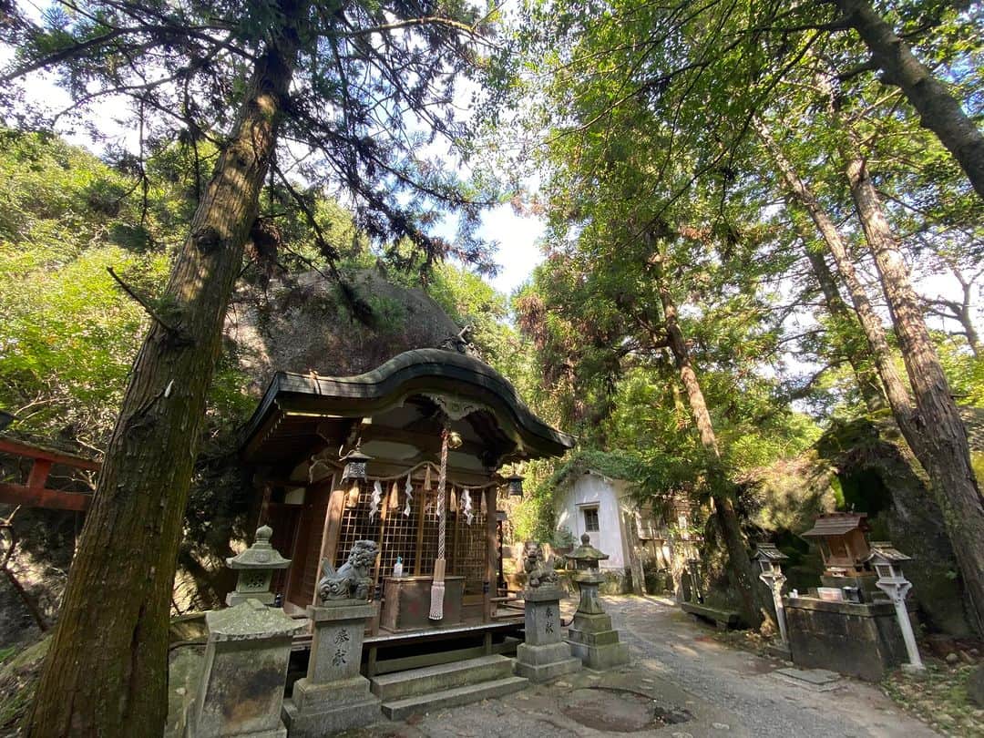 Julie Wataiのインスタグラム：「大雨警報の発令前に大阪の山にある神社に行ってきた。修験道の洞窟にはタイミング悪く入れなかった。また行きたいなー。」