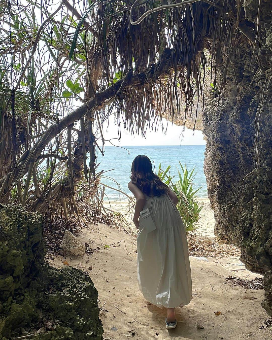 大野愛友佳さんのインスタグラム写真 - (大野愛友佳Instagram)「okinawa🐚  星野リゾートのバンタカフェにある プライベートビーチが素敵で..♡  緑や岩をくぐり抜けると 広がるブルーが素晴らしすぎる💭  カフェ利用だけで 海にも行けるからおすすめ◎  私たちはフライト前に時間があったので。 ゆったり過ごせてリフレッシュされました♡  #沖縄カフェ#バンタカフェ#星野リゾート#プライベートビーチ#沖縄コーデ#デートスポット#デートコーデ#ホワイトコーデ#夏コーデ#読谷村カフェ#読谷村#読谷村グルメ#沖縄ビーチ」9月10日 22時03分 - ohnoayuka