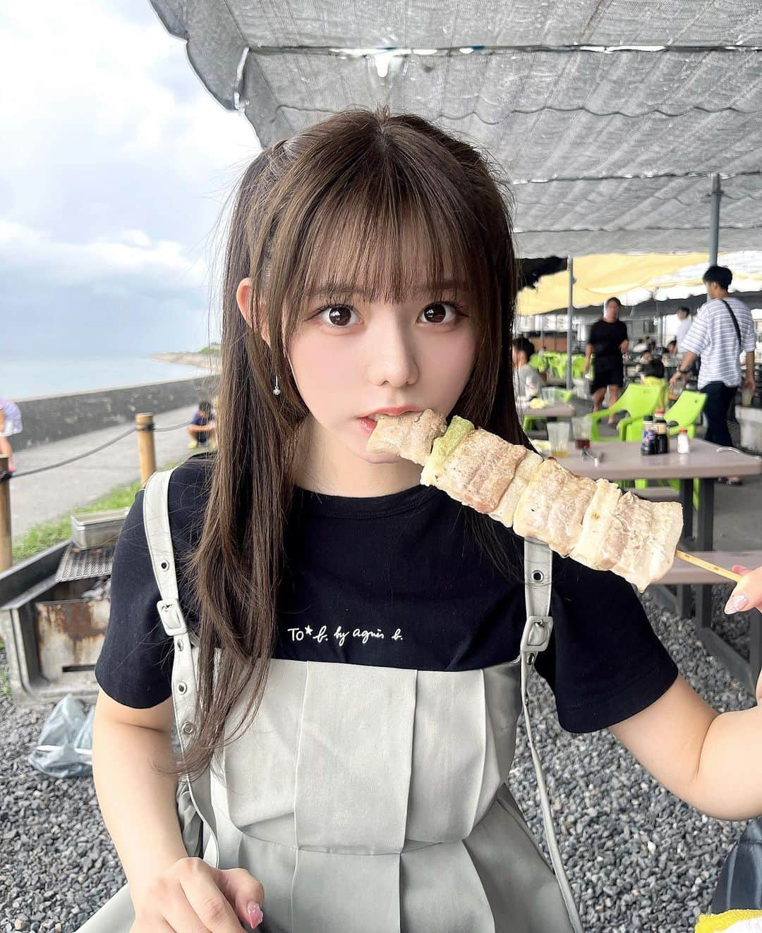 大森莉緒のインスタグラム：「・ ・ 名古屋に帰ったら家族で浜焼きバーベキュー行くの恒例化かな🤤💖  浜焼きだけど、お肉はかかせない！🍖  また冬も行きたいなぁ☺️⛄️ ・ ・ #大森莉緒 #おーりお #おりおんず #おりおの食 #魚太郎  #浜焼き #海鮮 #バーベキュー #串焼き #知多半島 #BBQ #ハーフツイン #food #ınstagood #instapic #good #instaphoto #패션 #코디 #오늘의코디 #오늘의패션 #전신샷 #코디스타그램 #옷」