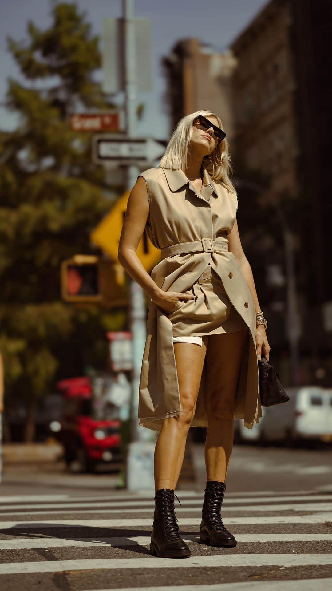 デヴォン・ウィンザーのインスタグラム：「Soho strolling」