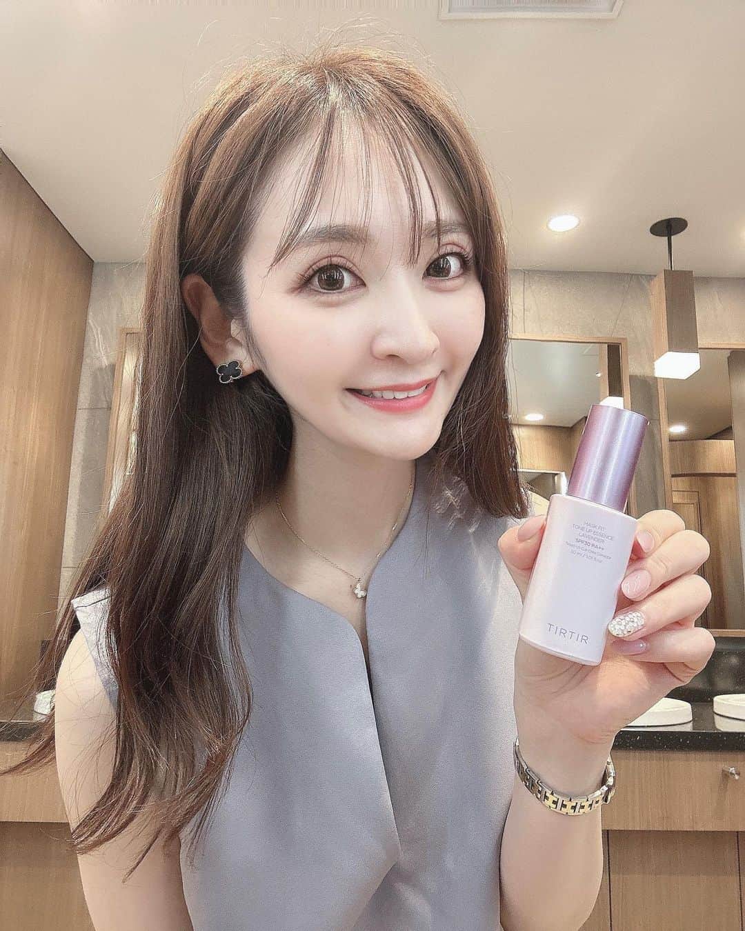 藤後 沙織 とうごさおりのインスタグラム：「季節の変わり目なので、下地もチェンジ。  TIRTIR @tirtir_jp_official で大人気商品のマスクフィットトーンアップエッセンスからミント & ラベンダーの新色が発売されたので、ラベンダーをお試ししたよ😊  真夏はSPF50の下地を使っていましたが、秋ぐらいからはSPF30に落としてお肌をいたわってる☺️  テクスチャーは、エッセンスのようなみずみずしい水分感で厚塗り感もないし、伸びがよくワンプッシュで全顔使えます✨ ラベンダーがくすみをとばしてくれて、ナチュラルにトーンアップできました♡  この下地使うと、メイクもくずれにくくてデイリーに使ってます✨ TIRTIRのクッションファンデとも相性◎  #ティルティル #Pink_Hato #🕊️💟🕊️💟🕊️ #PR」
