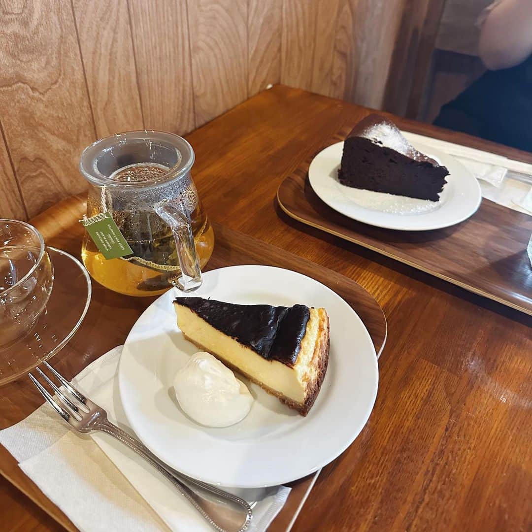 福井千佳のインスタグラム：「. . . ☕️ @coffee_shop_5w2h  . . . 姫路の素敵カフェ。 @cafe_carma の2号店。 . . . 地元を離れてからの方が、 地元の魅力がよく分かる。 . . さ、さ、さ、さ、 明日も頑張ろう、元気に楽しもうね☺️ . . #姫路カフェ#姫路カフェ巡り#5w2h#姫路コーヒーショップ」