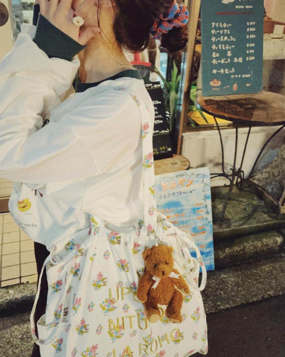 新田湖子さんのインスタグラム写真 - (新田湖子Instagram)「お団子さん〜〜 可愛いくまさん付けてる🧸 姉がプレゼントしてくれたお洋服とバック！🪿 お気に入り、♡」9月10日 22時10分 - coconitta0809