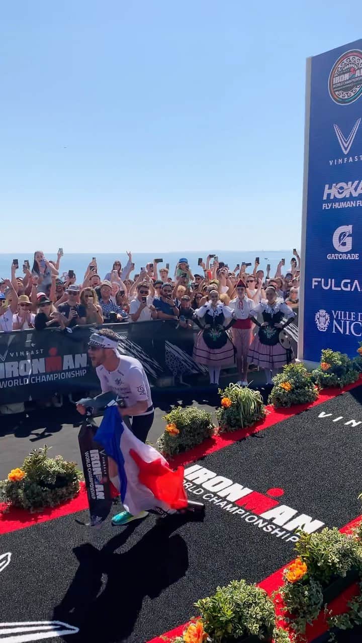 ホカオネオネのインスタグラム：「SAM LAIDLOW IS THE 2023 IRONMAN WORLD CHAMPION!!!!!!!!!!!!!!!!! 🥇🥇🥇🥇🥇🥇🥇🇫🇷🎉」