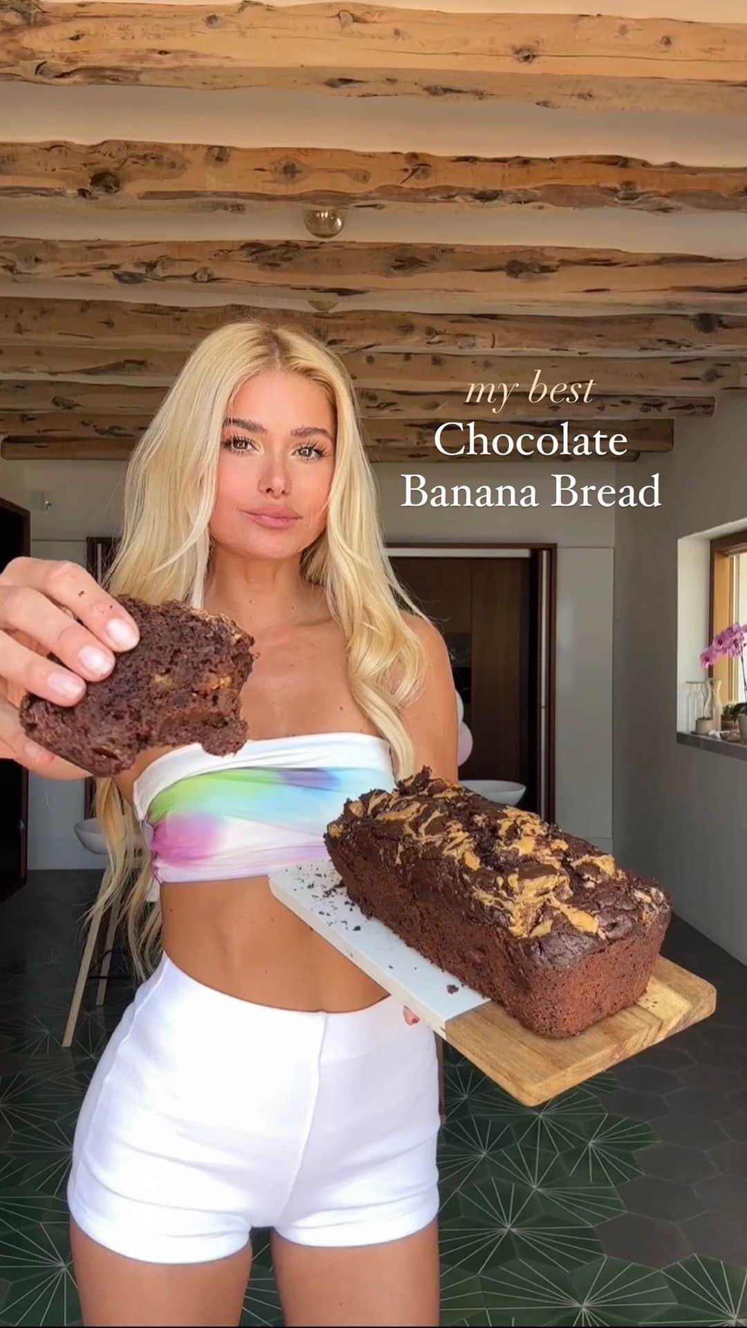 パメラ・ライフのインスタグラム：「My classic Banana Bread Recipe (you can find it in my Pam App) was an absolute hit 🍰😮‍💨 After 115.000 likes and thousands of happy messages, it was about time for a follow-up with... chocolateeeee 🕺🏼🍫  - Texture: incredibly tender, fluffy & juicy  - Topping: a pretty nut butter swirl!  - Taste: rich in cocoa, naturally sweet from bananas, special by adding big banana pieces and dates & not „heavy“ at all  1 serving = makes ca. 500g cake = approx. 10 slices I did double the portion here.   👩🏼‍🍳Ingredients:  150g wholegrain spelt flour  50g ground nuts  30g cocoa powder  optional: 2 tbsp coconut sugar  1-2 tsp baking powder  1 tsp salt  250g banana  40g dates  60g dark chocolate  30g coconut oil  100ml plant milk  1 tsp vinegar  10-30g nut butter for the swirl   📱Find this recipe in my #PamApp 🍰 search for „Banana Bread“ and follow the recipe step by step, you can also adjust the portions without calculating in your head!   #pamelareif #baking #recipe #cake #bananabread #bananenbrot」