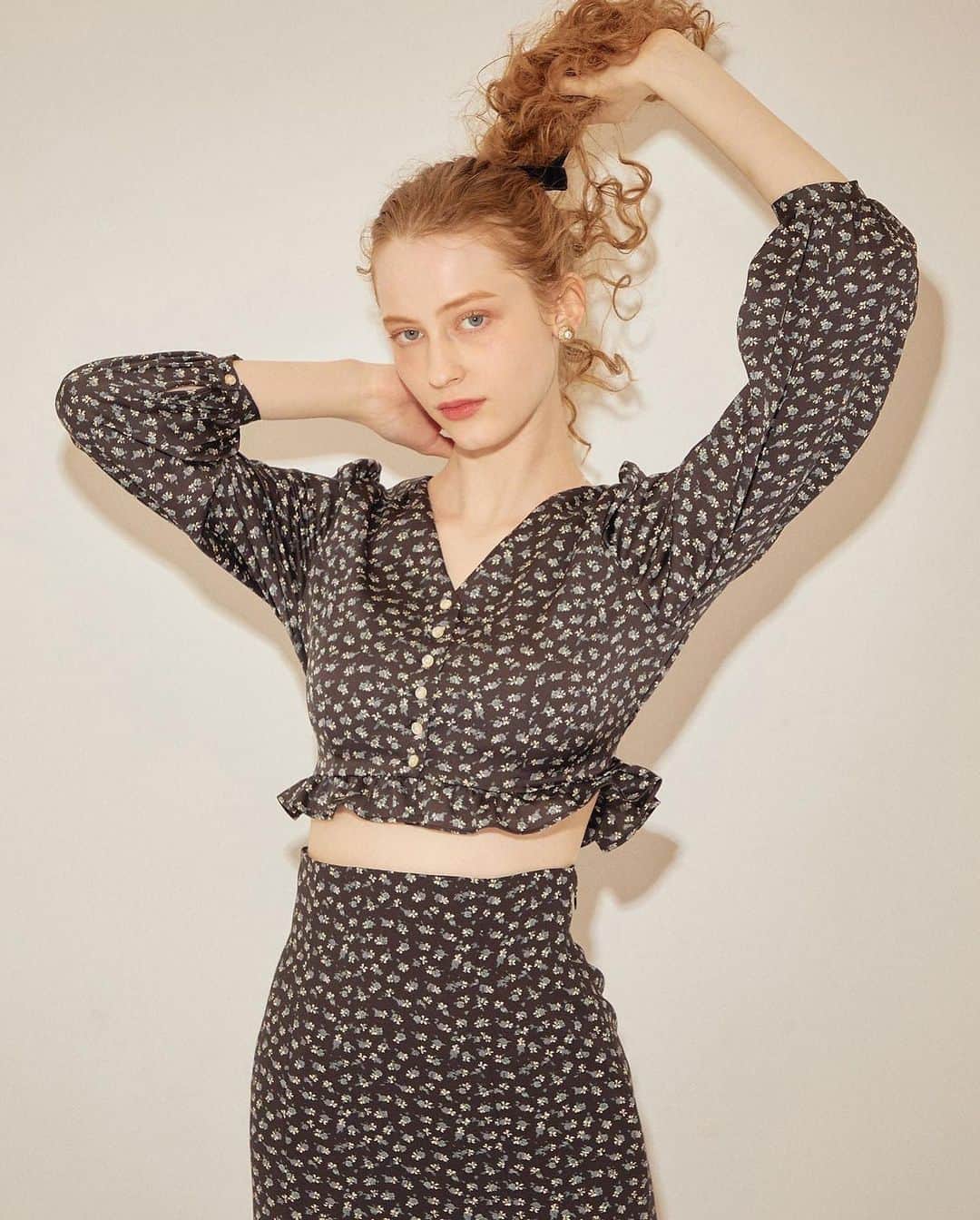 デイシーさんのインスタグラム写真 - (デイシーInstagram)「𝑉𝑖𝑛𝑡𝑎𝑔𝑒 𝑅𝑖𝑏𝑏𝑜𝑛 𝐹𝑙𝑜𝑤𝑒𝑟  . ヴィンテージ図案から柄を作成したオリジナルアイテム。 お花の茎にリボンが結ばれ、その部分のカラーがよいアクセントになっている上品で華やかなプリントです。 材は程よく光沢感と、上品な表面感のあるハンマーサテンを選び、 重ためなカラーに偏りがちな秋のスタイルを 明るくブラッシュアップしてくれます。 プリントの産地、京都で生地を作成、日本縫製の上質なアイテムです。  . #deicy #mecouture #deicypress #deicy2023autumn #LaChicdePARIS #vintageflowerprint」9月10日 22時11分 - deicy_official