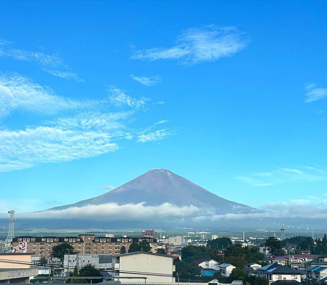 安田レイさんのインスタグラム写真 - (安田レイInstagram)「富士スピードウェイで開催された 『FIA 世界耐久選手権6時間耐久レース (WEC FUJI)』で 国家独唱を務めさせていただきました。  緊張したー！  でも、朝から美しい富士山が見れて、会場では大事なレースの準備をする選手を間近で見ることができ、お客さんの応援の熱気もあって、物凄いパワーの渦の中で歌うことができました。  貴重な経験をありがとうございました。  みんなかっこよかったー！  しかも！今日のレースはTOYOTAが、1-2フィニッシュで締めくくったの！  おめでとうございます🇯🇵㊗️🎊  選手の皆様、関係者の皆様、本当にお疲れ様でした🌱  今日はよく寝れそうです☺️(やっすーもお疲れ様)  Special red dress: @languageofflower_  Styled by @izumimachino  makeup by @torivomit   #WEC #WECjp #WEC富士 #富士スピードウェイ　 #6HFuji #ToyotaGAZOORacing」9月10日 22時13分 - yasudarei