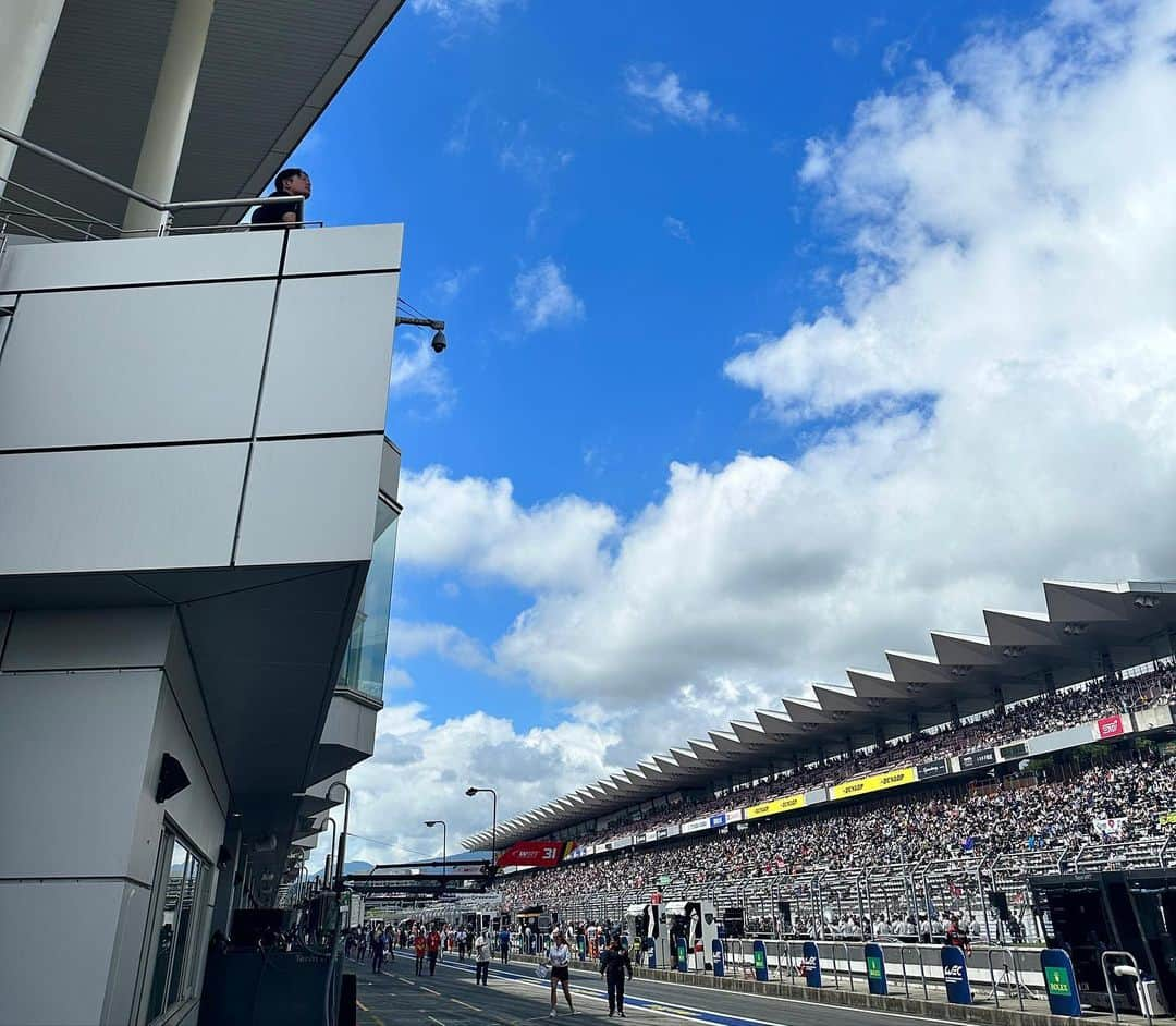 安田レイさんのインスタグラム写真 - (安田レイInstagram)「富士スピードウェイで開催された 『FIA 世界耐久選手権6時間耐久レース (WEC FUJI)』で 国家独唱を務めさせていただきました。  緊張したー！  でも、朝から美しい富士山が見れて、会場では大事なレースの準備をする選手を間近で見ることができ、お客さんの応援の熱気もあって、物凄いパワーの渦の中で歌うことができました。  貴重な経験をありがとうございました。  みんなかっこよかったー！  しかも！今日のレースはTOYOTAが、1-2フィニッシュで締めくくったの！  おめでとうございます🇯🇵㊗️🎊  選手の皆様、関係者の皆様、本当にお疲れ様でした🌱  今日はよく寝れそうです☺️(やっすーもお疲れ様)  Special red dress: @languageofflower_  Styled by @izumimachino  makeup by @torivomit   #WEC #WECjp #WEC富士 #富士スピードウェイ　 #6HFuji #ToyotaGAZOORacing」9月10日 22時13分 - yasudarei