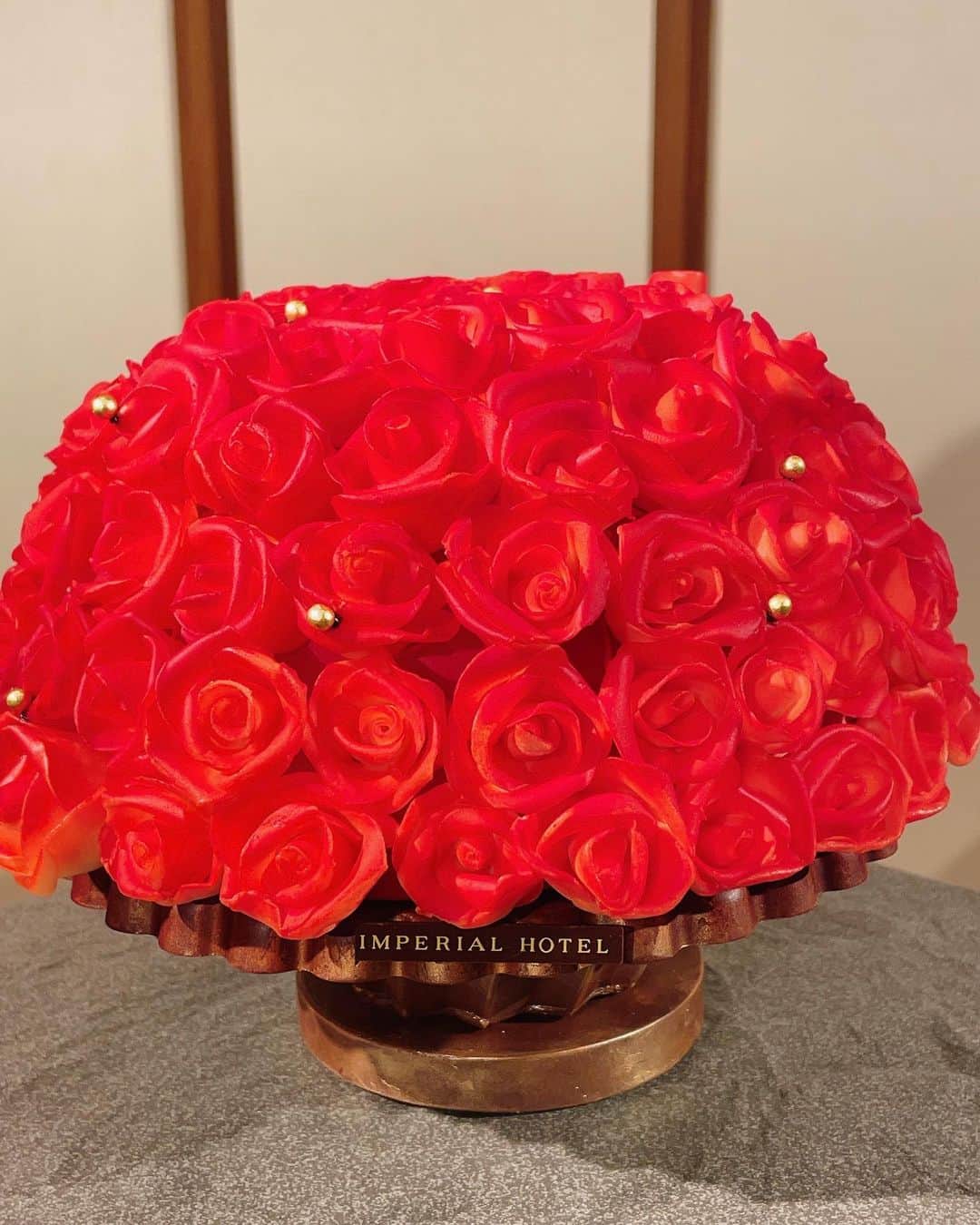 里井真由美さんのインスタグラム写真 - (里井真由美Instagram)「🌹帝国ホテル東京 クリスマス発表会  約100個❗️のホワイトチョコの赤バラが彩るクリスマスケーキが新登場〜  その名も「The Lobby Rose（ロビーローズ)」  帝国ホテルを象徴する、赤バラのロビー装花を模ったクリスマスケーキです。  @imperialhotel_jp_official  @yusugimoto_official   帝国ホテルならではの美しいロビー造花。 季節ごとに変わり、その変化を楽しんでいらっしゃる方多いかと思います。 Instagramが、という訳ではなく、 ホテルにおみえになる皆さま 大勢の方が、眺め愛でたりお写真撮られて楽しまれています 私もその1人です🌹 (画像は今月のお花ケイトウです)  🔻🔻  実はクリスマス時期の薔薇を、 ぜひケーキにしてほしい！と、 僭越ながらご提案させて頂いていました🙇‍♀️  ジャーナリスト仲間　お友達の間でも話題になっており、 他にもそう思っていらっしゃった方は 多くいらしたかもですが〜　　🎄☺️🌹🙇‍♀️  お仕事柄、杉本料理長や広報さまと お話しさせて頂く事も多くございますゆえ、 想いをお伝えさせて頂いておりました♡  ☞動画  でね❣️赤バラの部分は パカーンと上に開き、 中にはいちごショートケーキが潜んでいます。 これがまた素晴らしゅうございますのよ〜　🌹🌹🌹  さすが杉本料理長でいらっしゃいます！  @yusugimoto_official   上質素材で一つ一つ手作りのおいしさと、 サプライズ感のある華やかなケーキ🌹  ホームパーティーにぴったりです。  バラもビターチョコレートで作られた台も 全てお召し上がりいただけますよ🌹  。。。  そして、杉本料理長ならではの 【Truffe「S」2023】今年もすごい！  「焼き菓子と生菓子の中間のチョコレートケーキ」 というコンセプトのもと、 食べる部分によって異なる味香りが楽しめます。 トリュフクリーム、バナナ、テリーヌショコラ、チョコレートクランチ、ドライいちじくやナッツ、 表面にはパリパリのカカオのパイ生地で、 食感の遊び心も満点〜💯  。。。  更に新作は Couronne de Noël（クーロンヌ ド ノエル  苺コンポートとピスタチオのムース、 アーモンド風味の生地とぴったりの相性〜  。。。  定番のブッシュドノエル、 クリスマスモンブランも大好き！  。。。  全て10/2からのご予約です。  ぜひ、公式サイトをご確認 要チェックなさってくださいね☑️☑️☑️  あっという間に完売してしまうので お見逃しなく〜  🔻  https://www.imperialhotel.co.jp/j/tokyo/hotelshop/special/imperial_xmas.html  @imperialhotel_jp_official   。。。  今日もお疲れ様でございます 明日からも素敵な毎日でありますように✨  。。。  #帝国ホテル#imperialhotel #PR #imperialhoteltokyo #クリスマスケーキ #christmas #christmascake #薔薇#バラ　#里井真由美#フードジャーナリスト里井真由美#さといいね#ありが糖運動#japan#japanesegirl#japanese」9月10日 22時14分 - mayumi.satoi