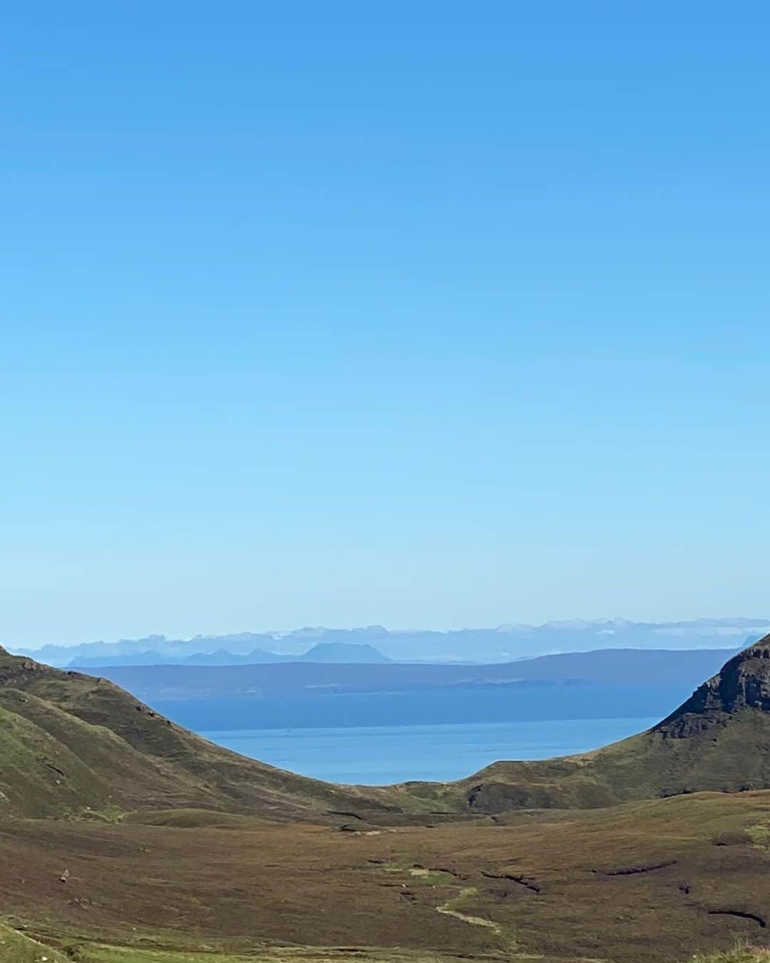 ナイジェラ・ローソンさんのインスタグラム写真 - (ナイジェラ・ローソンInstagram)「Blue skies and breathtaking beauty: I’ve fallen in love with the Isle of Skye! 🩵 #isleofskye #skye #scotland」9月10日 22時14分 - nigellalawson