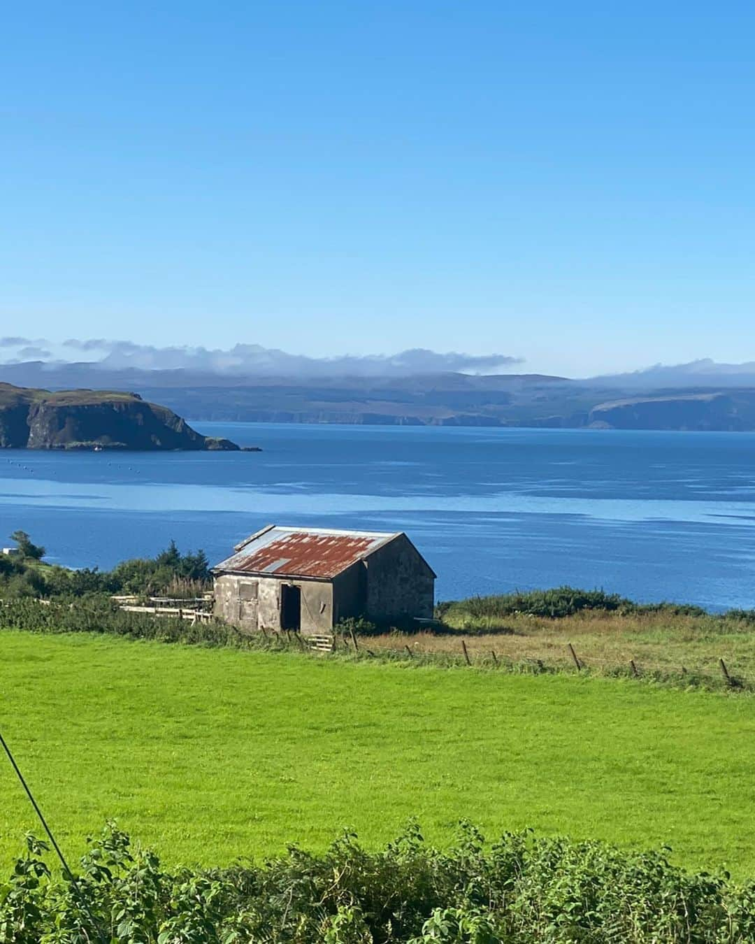 ナイジェラ・ローソンさんのインスタグラム写真 - (ナイジェラ・ローソンInstagram)「Blue skies and breathtaking beauty: I’ve fallen in love with the Isle of Skye! 🩵 #isleofskye #skye #scotland」9月10日 22時14分 - nigellalawson