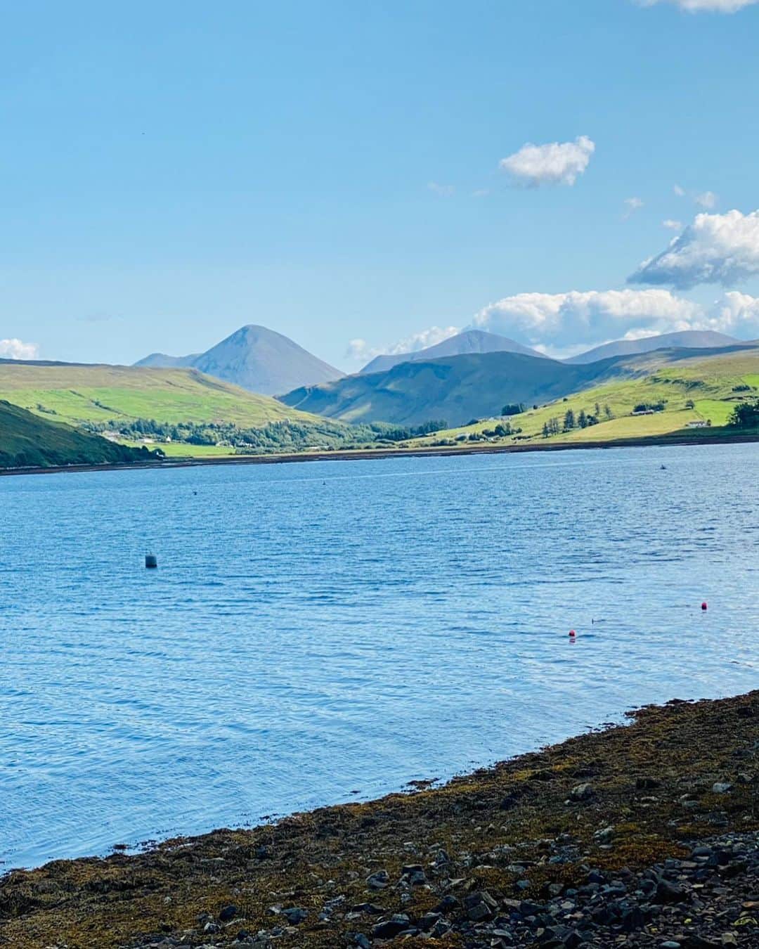 ナイジェラ・ローソンさんのインスタグラム写真 - (ナイジェラ・ローソンInstagram)「Blue skies and breathtaking beauty: I’ve fallen in love with the Isle of Skye! 🩵 #isleofskye #skye #scotland」9月10日 22時14分 - nigellalawson
