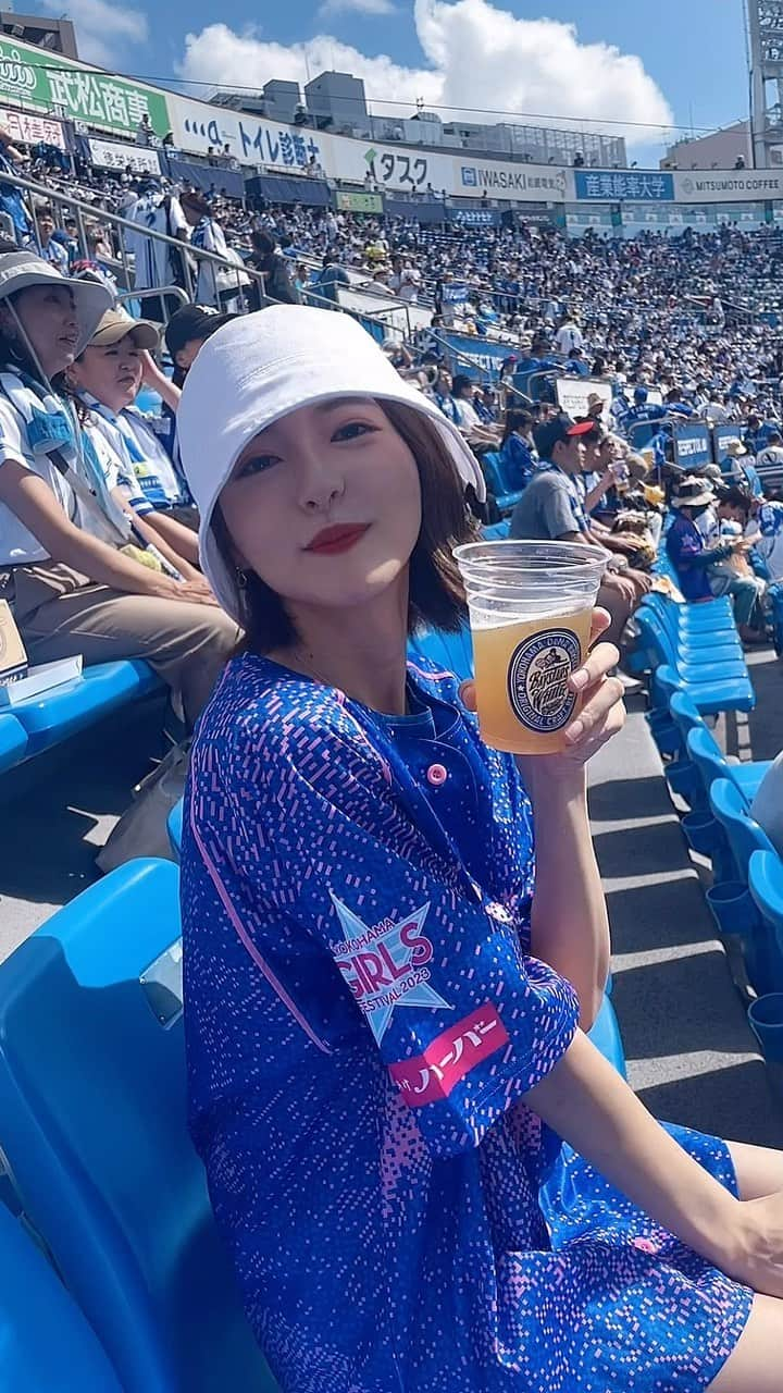 木村好珠のインスタグラム：「横浜スタジアムでDeNAの野球観戦！ サッカーも好きだけど、野球も結構観に行きます⚾️ めっっちゃくちゃ暑かったからお酒最高に美味しかった🍺  #denaベイスターズ #横浜スタジアム #スポーツ好き #ユニフォーム女子 #精神科医 #スポーツメンタル」