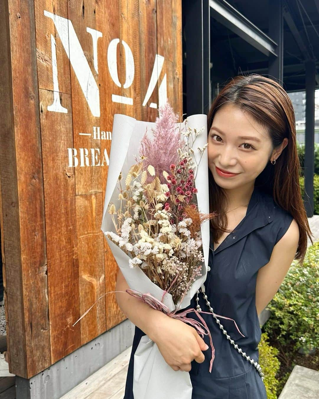 山口清香のインスタグラム：「モーニング行った日に、 友達から貰ったドライフラワー💐  可愛くてお気に入り♡ 今はテレビの横にいます。🪷  #夏の思い出 #モーニング #花」