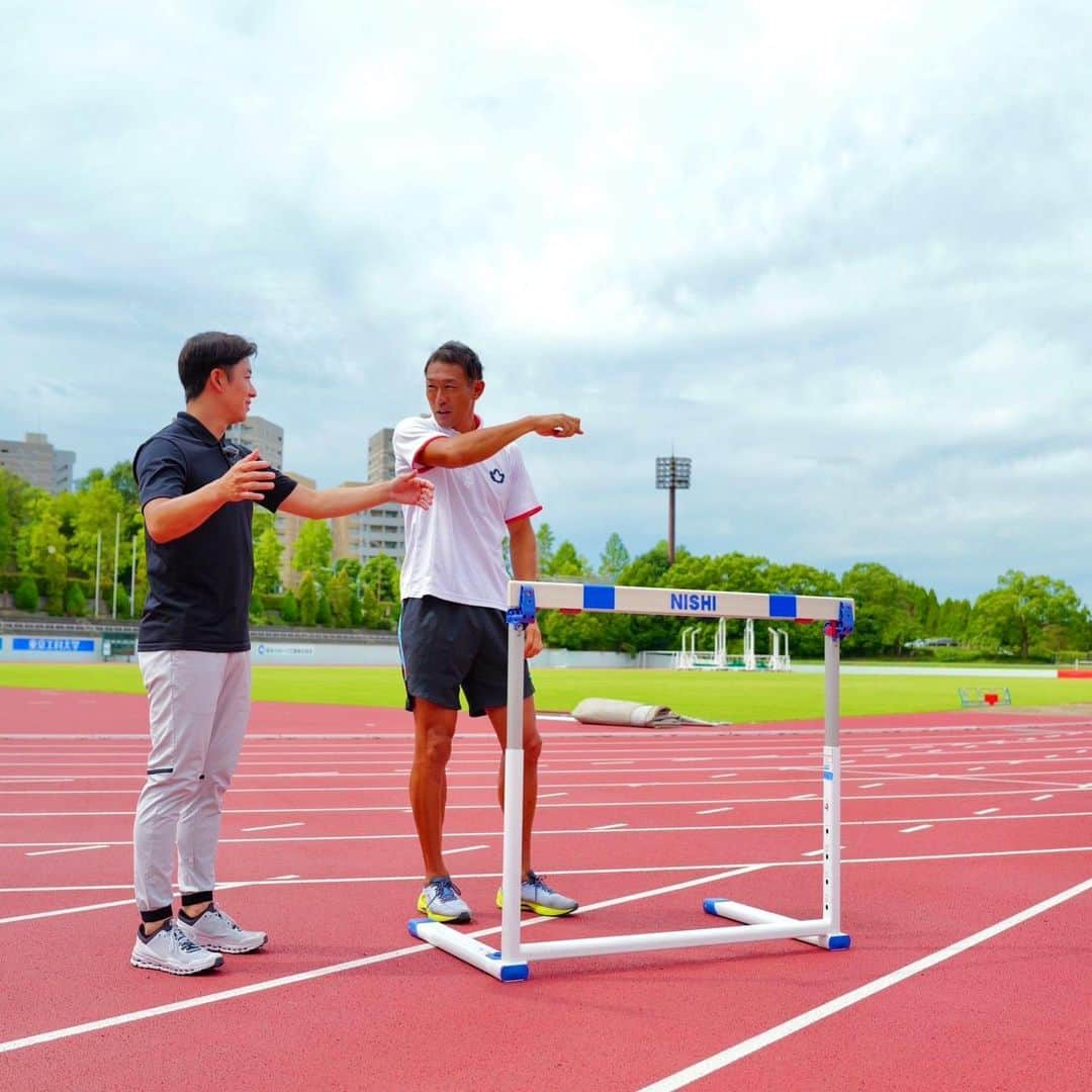 斎藤佑樹のインスタグラム：「陸上競技に挑戦！？ 右代啓祐選手を取材させていただきました。 まっすぐに伸びるいくつもの線と ゴムチップとグリーンのコントラストの とても美しいフィールド。 ⁡ ⁡ まず多種多様な競技を知らないとと思い 山形アナにもご協力いただき 実際に挑戦させてもらいました。 ⁡ ⁡ 跳んだり投げたり水に落ちたり。笑 どれもとても繊細な技術が必要だと実感・・・ ⁡ ⁡ 思いっきり体を動かして晴れやかな気持ちに。 素敵な時間をありがとうございました！ ⁡ ⁡ ⁡ ⁡ ⁡ ⁡ ------------------------------ アジア大会 中国・杭州 9月23日（土）〜10月8日（日） TBS系列で生中継 ------------------------------ ⁡ ⁡ ⁡ ⁡ @ushirok  @yamagata_junna   #陸上 #trackandfield #アジア大会 #tbs #asiangames #2023 ⁡」