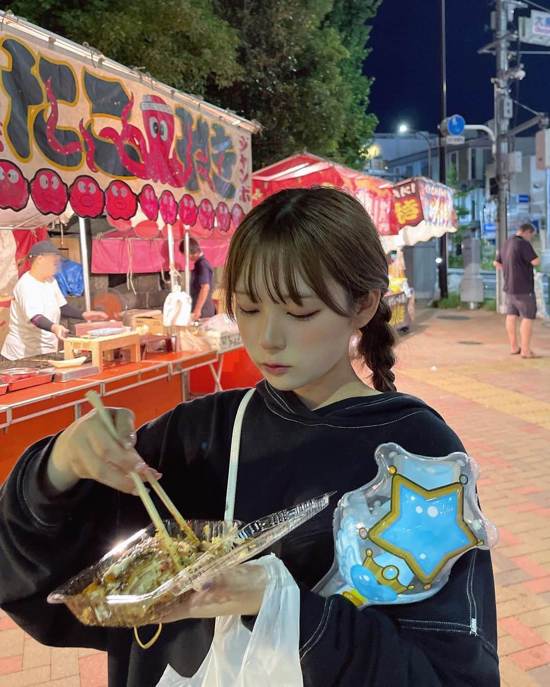 栞麗のインスタグラム：「今年初めての東京のお祭り🏮🍧 屋台の食べ物ってなんでこんなに美味しいんだろ」