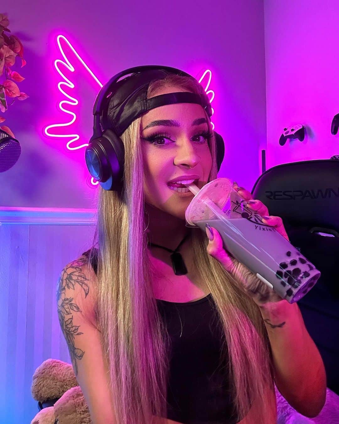 のインスタグラム：「We on. Live on Twitch, link in bio 🧋」