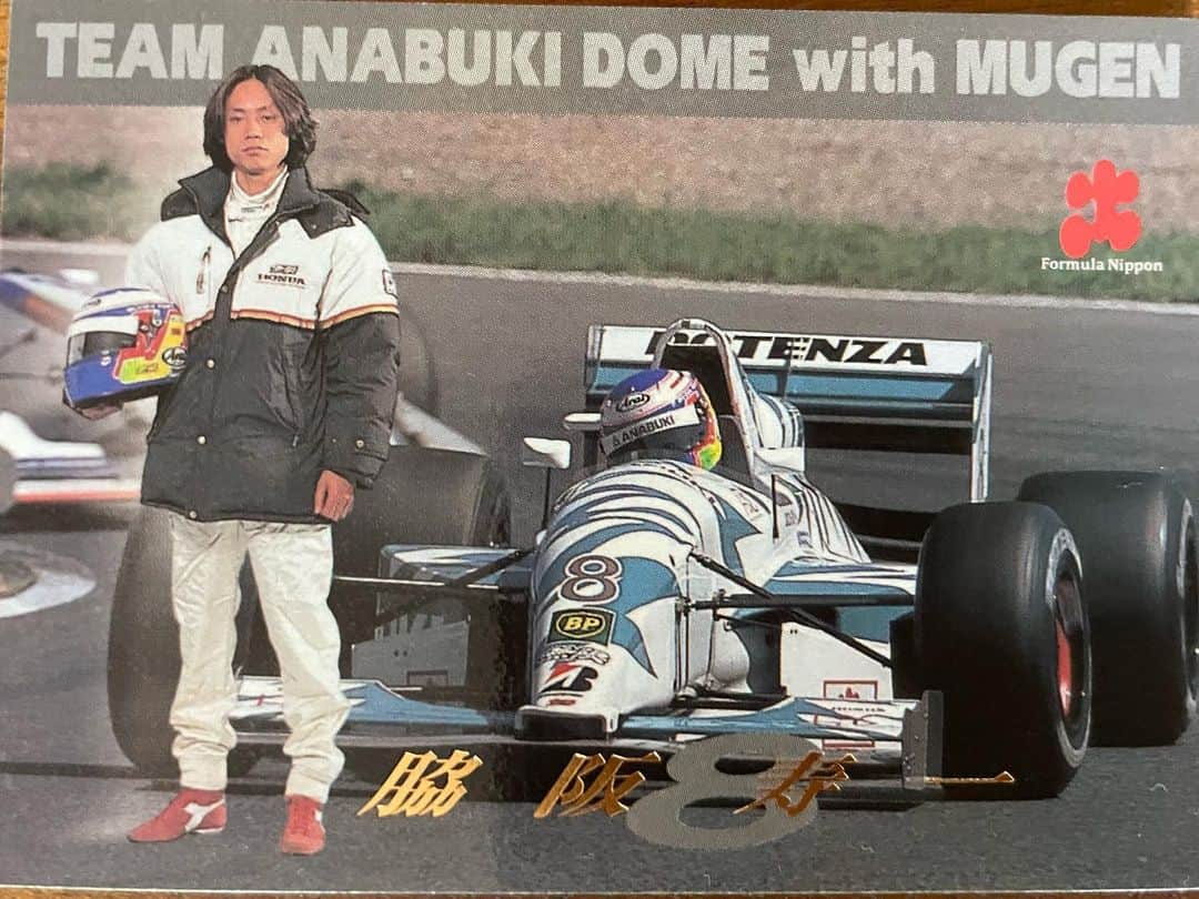 脇阪寿一さんのインスタグラム写真 - (脇阪寿一Instagram)「86レース、岡山国際サーキッで頂きました。  1997年のフォーミュラ ニッポンですね。 ANABUKI DOME MUGEN この頃はまだレーシングスーツがレアーズ、レーシングシューズがディアドラですね。  これ、ファンの皆さんに配るためのカードでしょ⁈ おい、寿一‼️ ちゃんとしろ‼️   翌1998年 ARTA 発足初年度 少しマシやけど、  どちらにせよ髪の毛を切れ‼️  #あの頃の自分へ  #anabukidomemugen #anabuki #dome #mugen  #mugenhonda  #artaf1project  #arta  #formulanippon  #sformula」9月11日 9時09分 - juichiwakisaka