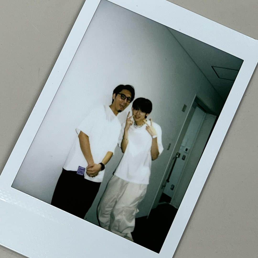tofubeatsのインスタグラム：「昨日は @n_o_a_3_ くんの有明アリーナでのライブにtaxiで参加させていただきました！途中まで普通に客席で見させてもらってたんですがまじ感動しました…あとこの曲をついにステージで一緒にできて嬉しかったです。 NOAくんと暖かく迎えてくれたNOANAのみなさんありがとうございました〜！画像はデジカメを紛失したのでチェキを持ってきたスタッフによる写真です…」