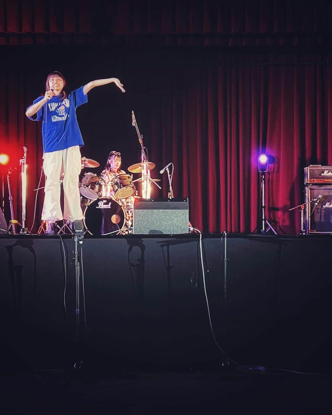 ima_ju / Jun Iのインスタグラム：「: : Daughter’s  Shout ♪ (School Cultural Fes） : : IGの中でも娘を知ってくれている友人にはなんとなく伝わってくれるかもなんですが、小さい頃からあまりモノオジしない性格の彼女。さすがにちょっとは緊張したみたいですが、観客を巻き込みながらヴァウンディの楽曲をメインボーカルでやり切りました♪👊✨ 学校が好きで仕方ないようで、こんなことができるとは..という娘の成長ぶりに対し、驚きと嬉しさが入り混じったひとときに🙌　いやぁ...ノリノリでお見事！✨ : : ::」