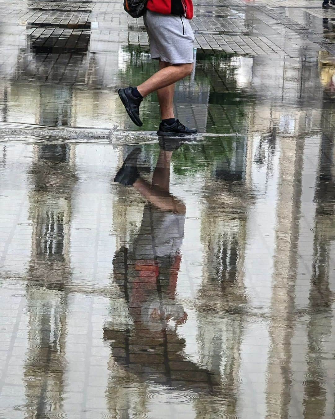 Guido Gutiérrez Ruizさんのインスタグラム写真 - (Guido Gutiérrez RuizInstagram)「Siempre es fascinante ver cómo la lluvia llega a cambiar una ciudad, y lo que disfruto de ver este otro Madrid. • It's always fascinating to see how rain can change a city, and how much I enjoy seeing this other #Madrid. #Guigurui ☔📸」9月11日 7時39分 - guigurui