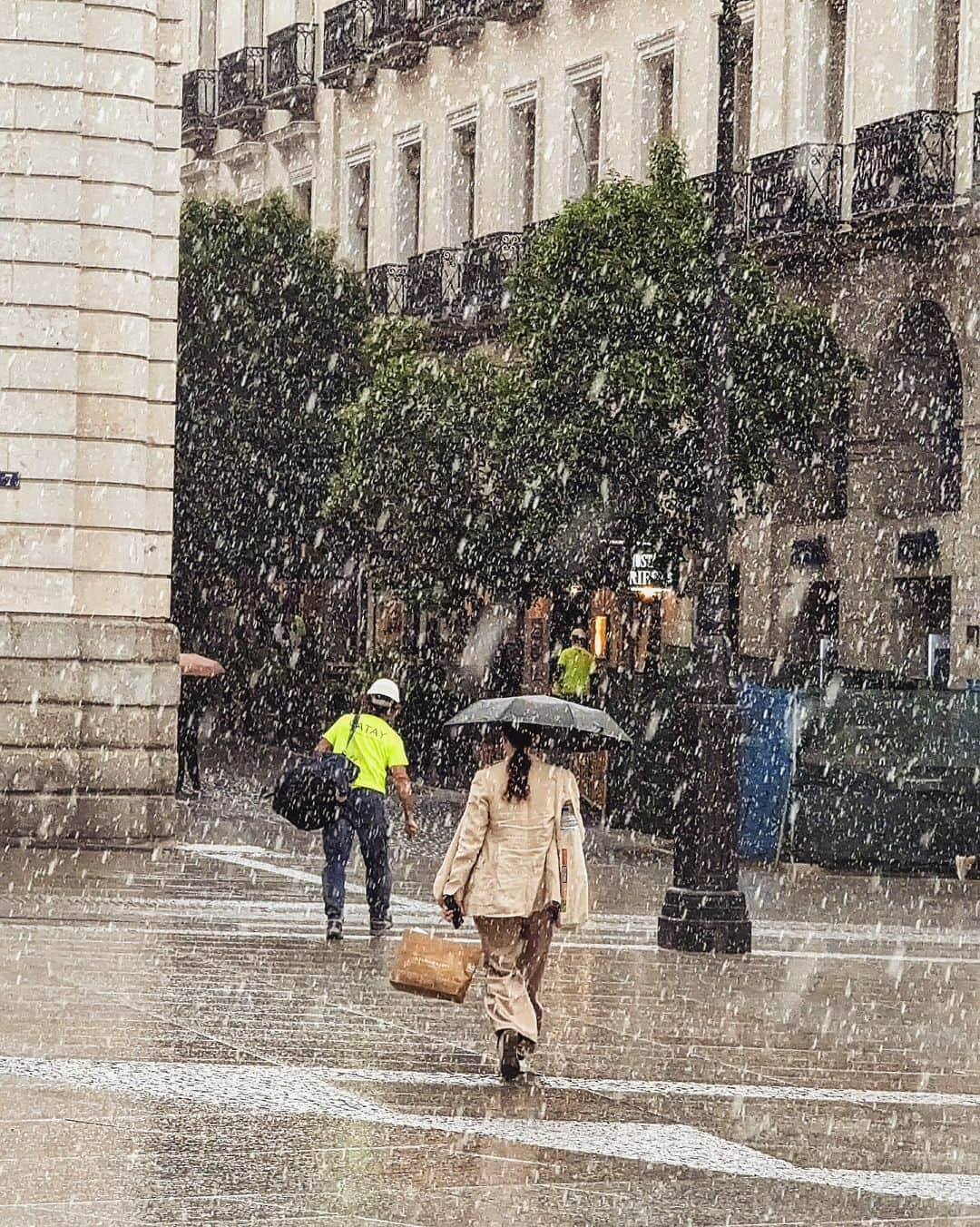 Guido Gutiérrez Ruizさんのインスタグラム写真 - (Guido Gutiérrez RuizInstagram)「Siempre es fascinante ver cómo la lluvia llega a cambiar una ciudad, y lo que disfruto de ver este otro Madrid. • It's always fascinating to see how rain can change a city, and how much I enjoy seeing this other #Madrid. #Guigurui ☔📸」9月11日 7時39分 - guigurui