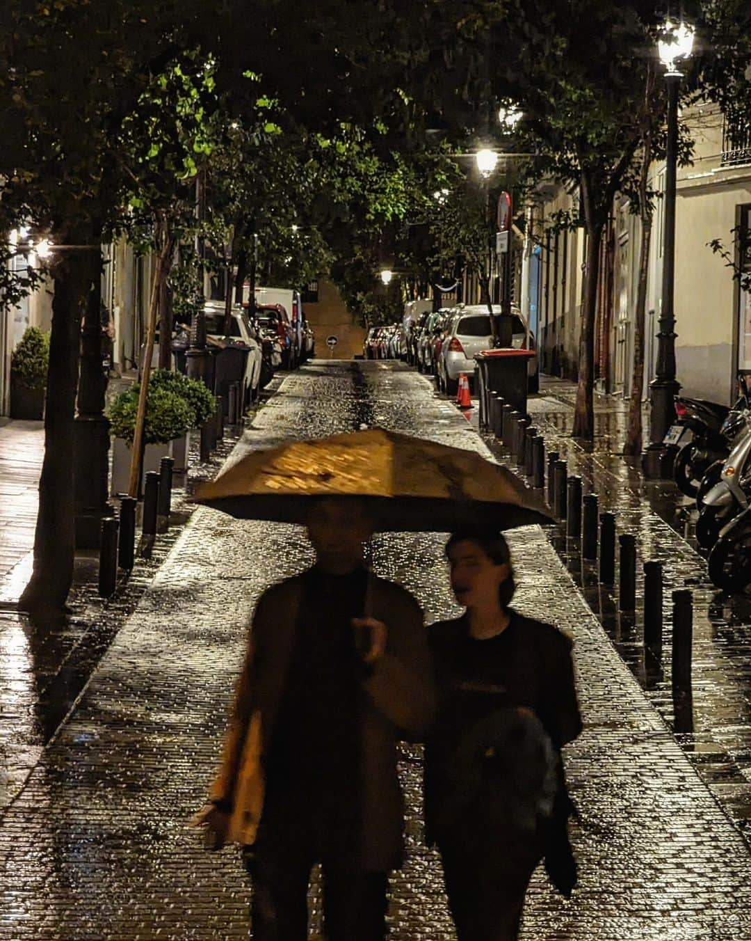 Guido Gutiérrez Ruizさんのインスタグラム写真 - (Guido Gutiérrez RuizInstagram)「Siempre es fascinante ver cómo la lluvia llega a cambiar una ciudad, y lo que disfruto de ver este otro Madrid. • It's always fascinating to see how rain can change a city, and how much I enjoy seeing this other #Madrid. #Guigurui ☔📸」9月11日 7時39分 - guigurui