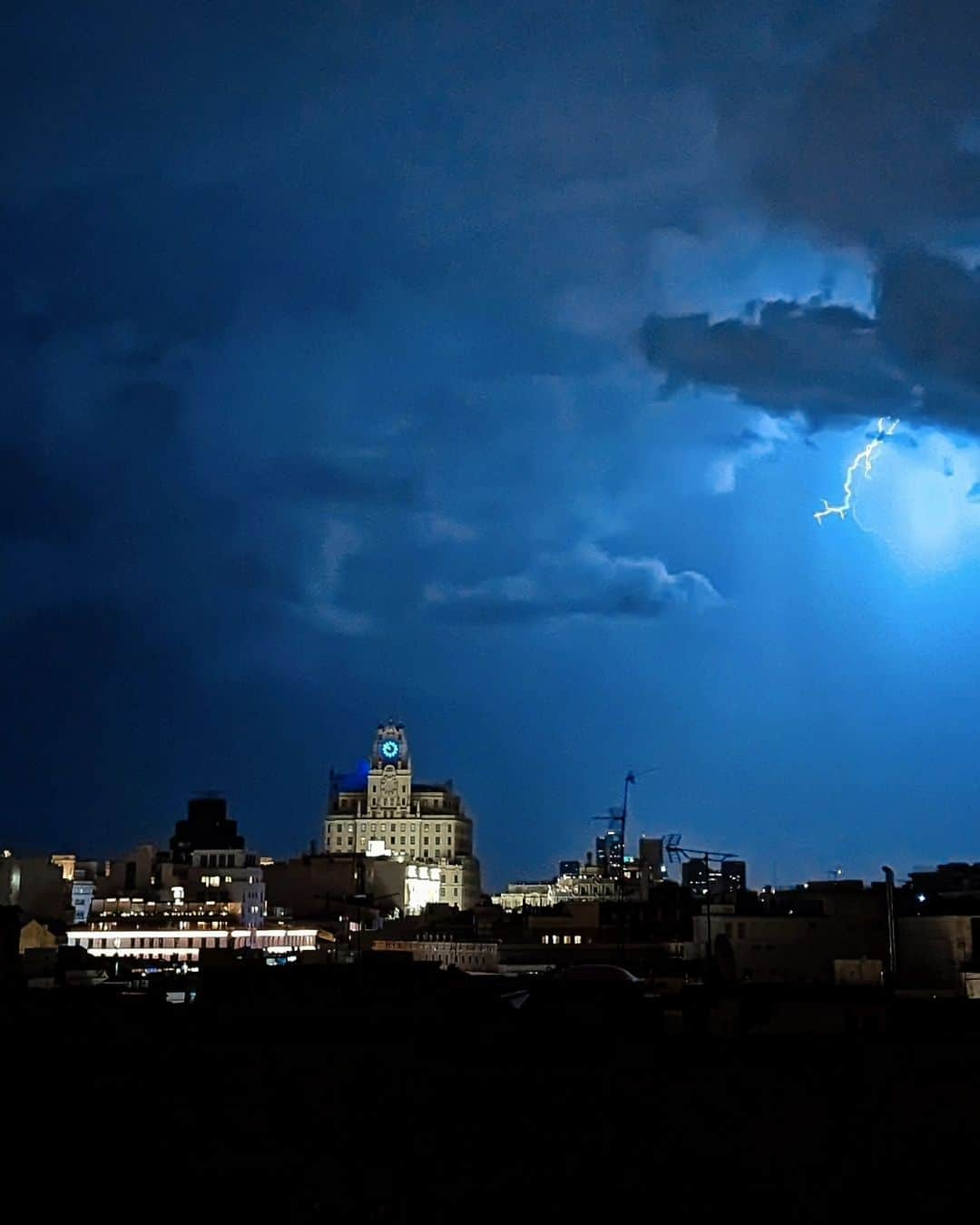 Guido Gutiérrez Ruizさんのインスタグラム写真 - (Guido Gutiérrez RuizInstagram)「Siempre es fascinante ver cómo la lluvia llega a cambiar una ciudad, y lo que disfruto de ver este otro Madrid. • It's always fascinating to see how rain can change a city, and how much I enjoy seeing this other #Madrid. #Guigurui ☔📸」9月11日 7時39分 - guigurui