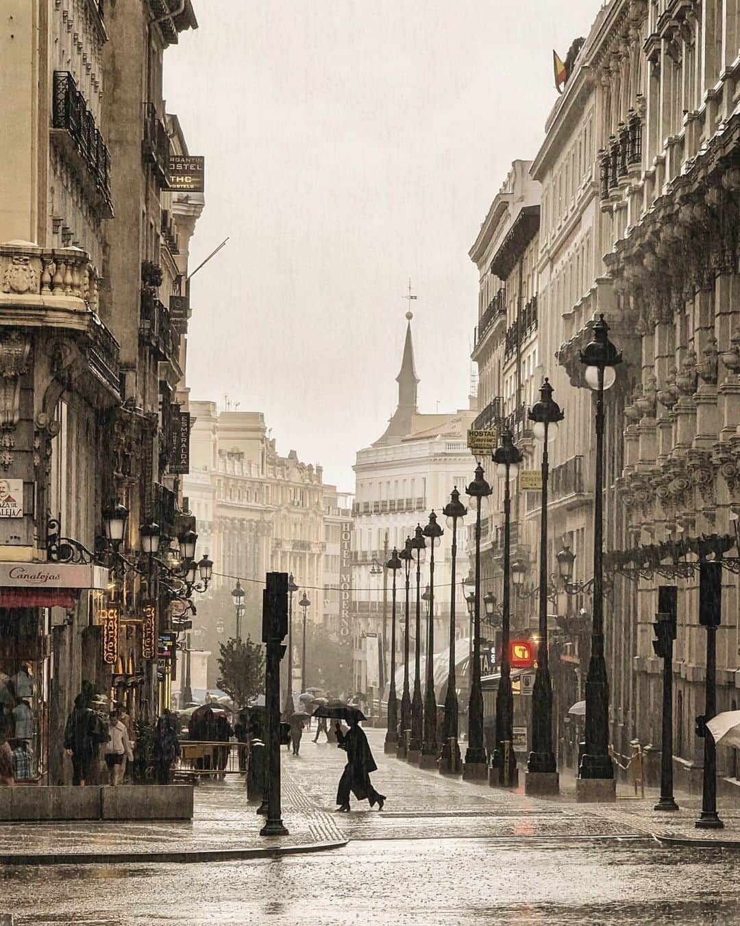 Guido Gutiérrez Ruizのインスタグラム：「Siempre es fascinante ver cómo la lluvia llega a cambiar una ciudad, y lo que disfruto de ver este otro Madrid. • It's always fascinating to see how rain can change a city, and how much I enjoy seeing this other #Madrid. #Guigurui ☔📸」