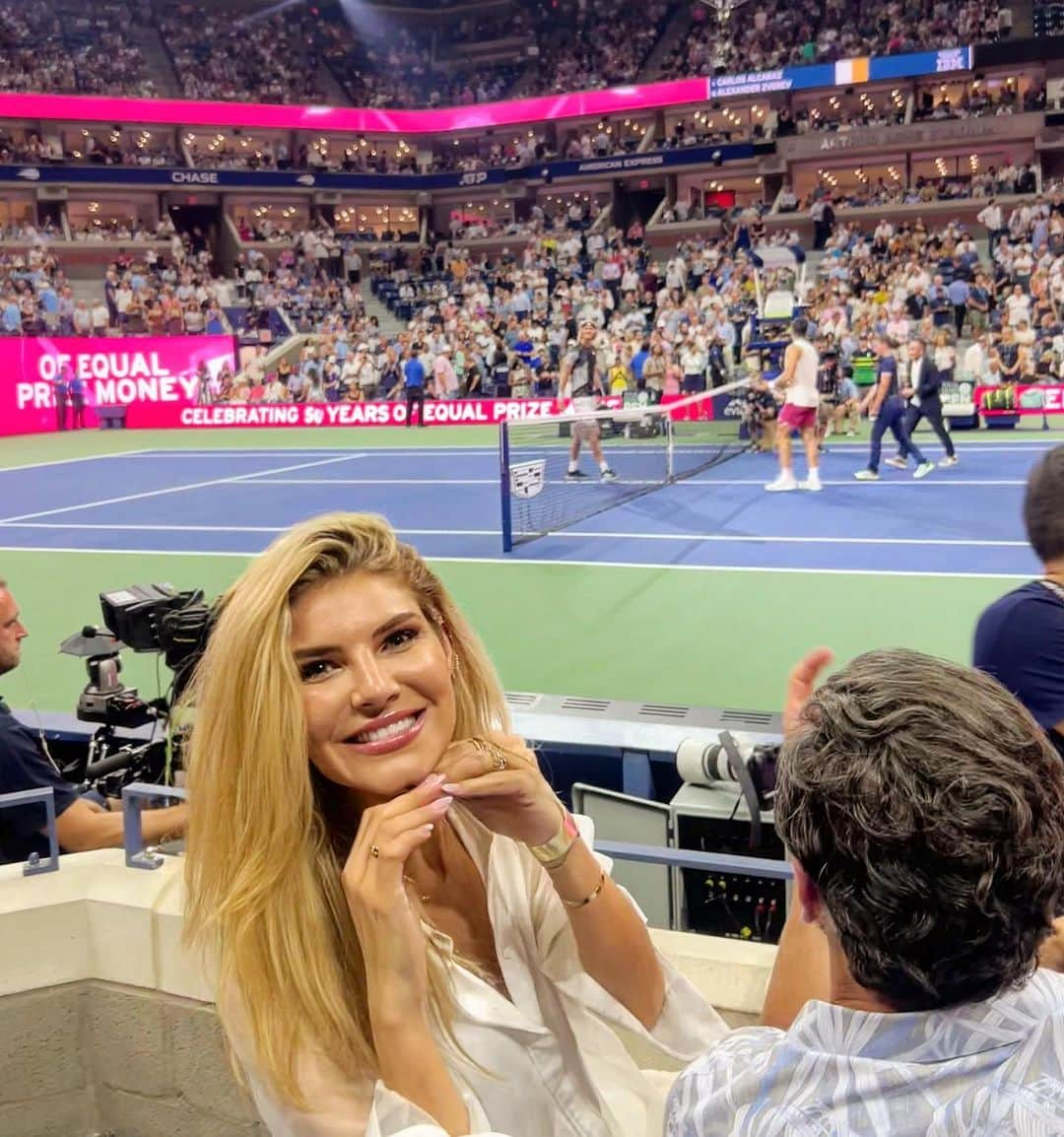 Ashley Haasさんのインスタグラム写真 - (Ashley HaasInstagram)「Who you got!? Djokovic VS Medvedev for the US Open Men’s Final - Thank you @carlitosalcarazz and @alexzverev123 for the photobomb and to my dear friend @ianbohen for the birthday tickets! (Yes I tagged my sponsor 😝)」9月11日 7時43分 - ashleyhaas