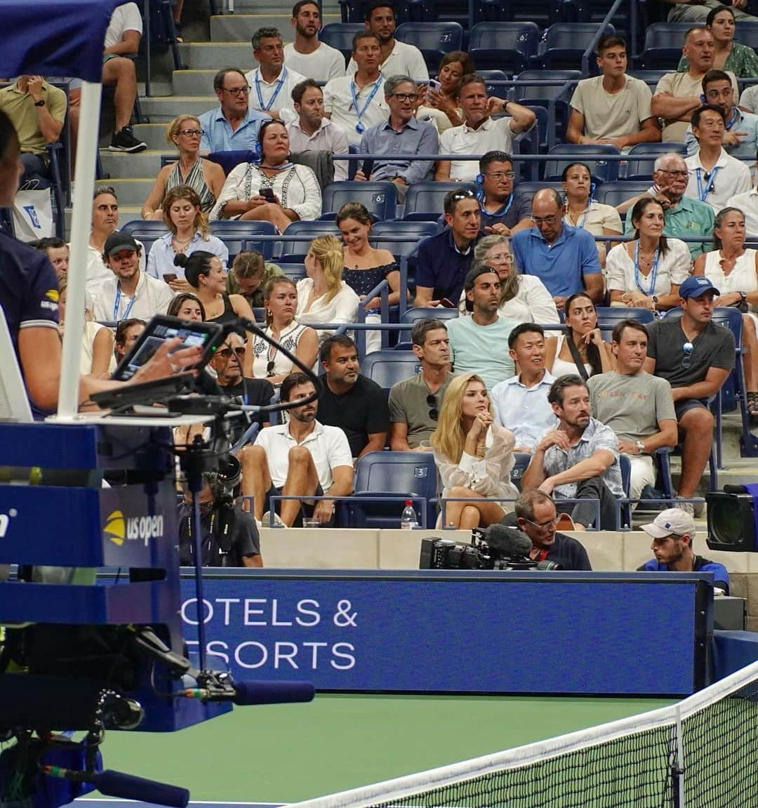 Ashley Haasさんのインスタグラム写真 - (Ashley HaasInstagram)「Who you got!? Djokovic VS Medvedev for the US Open Men’s Final - Thank you @carlitosalcarazz and @alexzverev123 for the photobomb and to my dear friend @ianbohen for the birthday tickets! (Yes I tagged my sponsor 😝)」9月11日 7時43分 - ashleyhaas