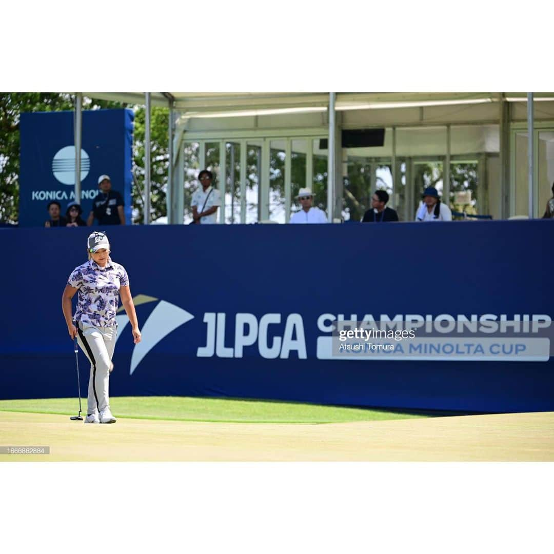 照山亜寿美のインスタグラム：「日本女子プロゴルフ選手権大会コニカミノルタ杯⛳️  2日目までは大きなミスもなくプレーできてただけに悔しい！  本当にグリーン難しかった笑！ 午後からの豹変するグリーンに上位の選手はすぐに対応できていて、私はまだまだだなーって思いました🫡  今回はスロースターターではなく逆に落ちてしまったので今週も気合いを入れ直して頑張ります🔥  総じて良くなってます🤘笑  いつも応援いただきありがとうございます！！  そして最後に4日間ずっと励ましてくれたキャディーの山下さんありがとうございました🧡  #ブリヂストンゴルフ #no1grip #バシレウス #サザンヤードカントリークラブ #アスリート街ドットコム #bullandbull #かんざしてぃー #日本女子プロゴルフ選手権大会コニカミノルタ杯」