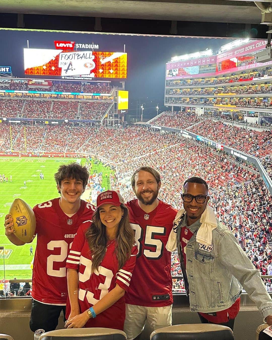 YouTubeのインスタグラム：「look who’s ready for the @NFL szn 👀 @nichlmao, @Piersonwodzynski, @benchwarmerbran, @thekalenallen, @haleyybaylee, @thestevenhe, @iamkrislondon, @adamw, @larray, @MichelleKhare, @jordan_the_stallion8 and @ajgreene15 😤  don’t forget you can now watch your favorite teams' out-of-market Sunday afternoon games on NFL Sunday Ticket on YouTube & YouTube TV this fall!」