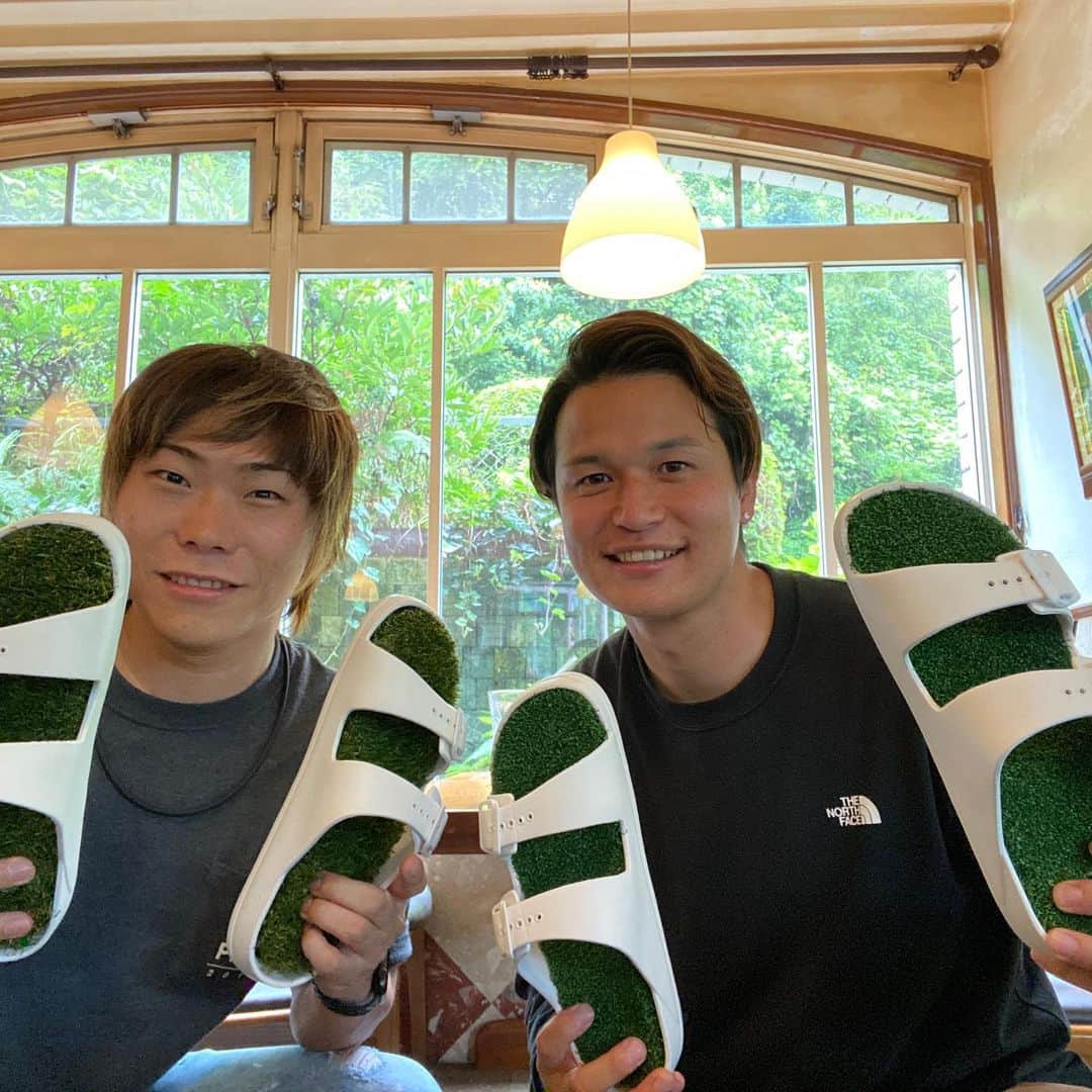 加賀美翔さんのインスタグラム写真 - (加賀美翔Instagram)「AJ UNITEDのAとランチにgreenhouseへ🍴  僕が作っているターフサンダルをプレゼント🎁 喜んでくれて良かった♪  #ajunited #greenhouse  #kgms」9月11日 7時46分 - kagami.sho