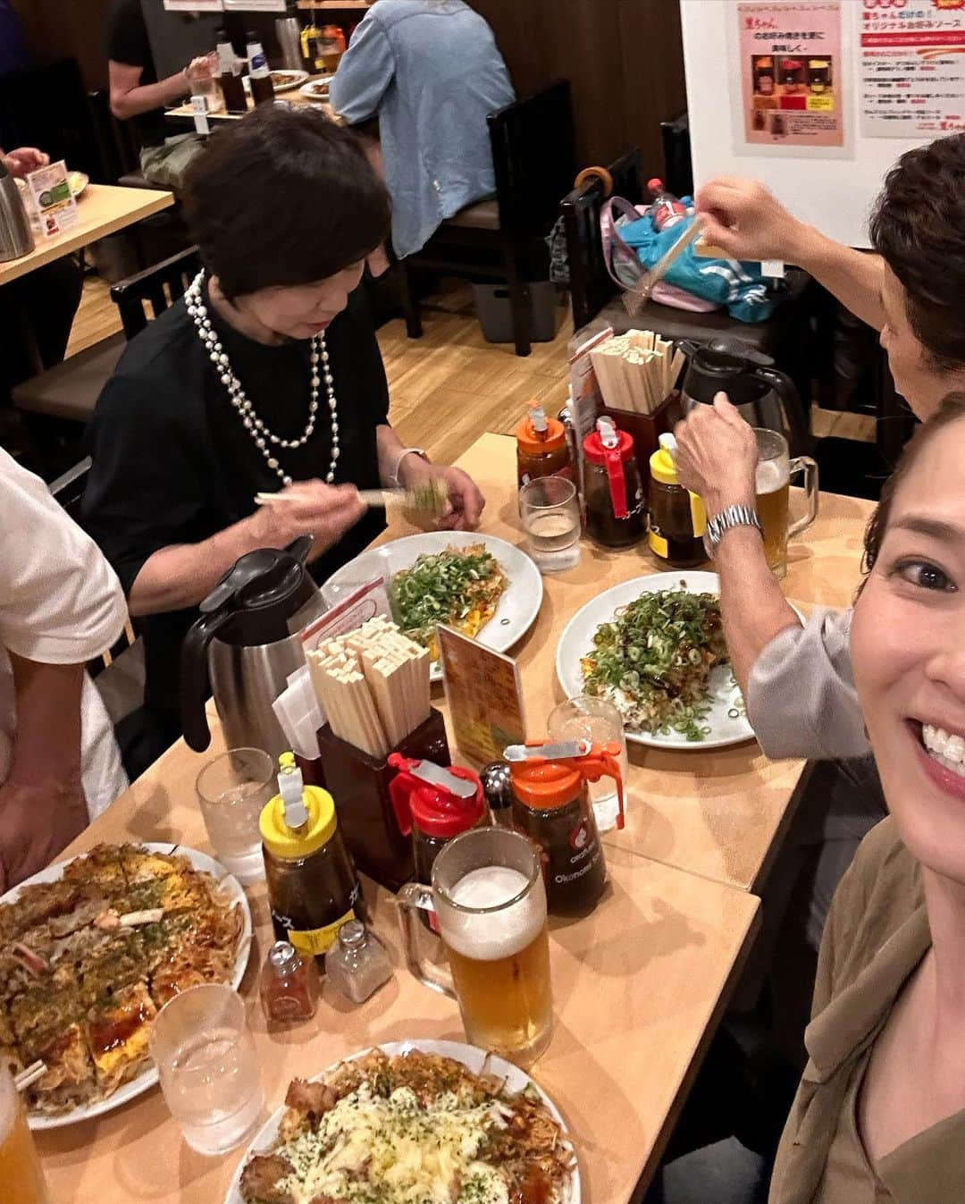 倉本康子さんのインスタグラム写真 - (倉本康子Instagram)「★ 〜ヤッコの酒旅〜 「麗ちゃん」@広島  「麗(れい)ちゃん」 広島県内に数多あるお好み焼き屋さんのなかで、広島駅構内で最も好きなのがここ「麗ちゃん」です。  新幹線改札口を出て向かい側のekieの1Fに入っていますが、大人気店ゆえ行列必至で、この日も30分並びましが、並んでいる間に注文を聞いてくださるので、着席するとわりとすぐに運ばれてきます。  もちっとした生地や美味しい水、美味しいキャベツ、焼く時に固まらない麺など独自のこだわりで作られるお好み焼きは、その香ばしさとムッチリ感➕ふわふわ➕シャキシャキ感が最高！ソースは3種、カープソースの甘口、辛口、オリジナルソースがあって、好みの最終仕上げができます。  従兄弟は「ALL」という全部入りを堪能、従姉妹と母はスペシャルを半分ずつ、私はそば入りに今回初めてモッツァレラトッピングをしてみました。  戦後間もなく屋台で始まり、現在66周年程。ここでしか食べれない最高のお味です！  今回の弾丸広島はたったの2daysでしたが 身内達と会えて、濃厚な時間になりました。  NO ALCOHOL, NO LIFE !!  #ヤッコの酒旅 #noalcholnolife #世界酒場遺産 #酒場 #居酒屋 #麗ちゃん #お好み焼き #広島ekie  #広島 #ええじゃろ広島 #hiroshima #バー #酒旅 #倉本康子 #かんぱいでーす #乾杯でーす #やっこ持ち #ヤッコ持ち #アラフィフファッション #アラフォーファッション #ootd #カジュアルコーデ #fashion #fashioncordinate #izakaya #beer #魂を感じる店 #私が決めた世界酒場遺産 #幸せにした人数 #幸せにした時間」9月11日 7時50分 - yasuko_kuramoto_yakko