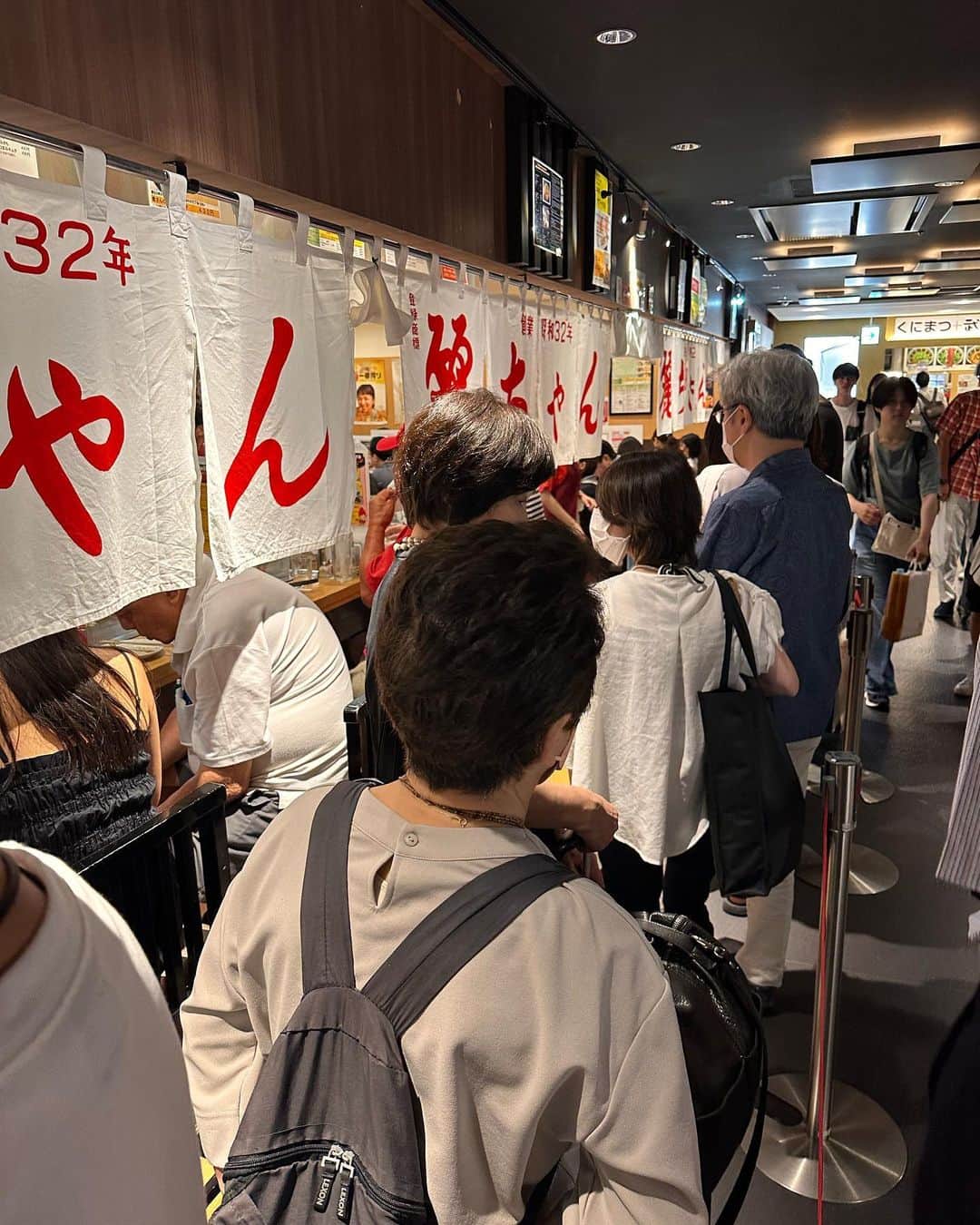 倉本康子さんのインスタグラム写真 - (倉本康子Instagram)「★ 〜ヤッコの酒旅〜 「麗ちゃん」@広島  「麗(れい)ちゃん」 広島県内に数多あるお好み焼き屋さんのなかで、広島駅構内で最も好きなのがここ「麗ちゃん」です。  新幹線改札口を出て向かい側のekieの1Fに入っていますが、大人気店ゆえ行列必至で、この日も30分並びましが、並んでいる間に注文を聞いてくださるので、着席するとわりとすぐに運ばれてきます。  もちっとした生地や美味しい水、美味しいキャベツ、焼く時に固まらない麺など独自のこだわりで作られるお好み焼きは、その香ばしさとムッチリ感➕ふわふわ➕シャキシャキ感が最高！ソースは3種、カープソースの甘口、辛口、オリジナルソースがあって、好みの最終仕上げができます。  従兄弟は「ALL」という全部入りを堪能、従姉妹と母はスペシャルを半分ずつ、私はそば入りに今回初めてモッツァレラトッピングをしてみました。  戦後間もなく屋台で始まり、現在66周年程。ここでしか食べれない最高のお味です！  今回の弾丸広島はたったの2daysでしたが 身内達と会えて、濃厚な時間になりました。  NO ALCOHOL, NO LIFE !!  #ヤッコの酒旅 #noalcholnolife #世界酒場遺産 #酒場 #居酒屋 #麗ちゃん #お好み焼き #広島ekie  #広島 #ええじゃろ広島 #hiroshima #バー #酒旅 #倉本康子 #かんぱいでーす #乾杯でーす #やっこ持ち #ヤッコ持ち #アラフィフファッション #アラフォーファッション #ootd #カジュアルコーデ #fashion #fashioncordinate #izakaya #beer #魂を感じる店 #私が決めた世界酒場遺産 #幸せにした人数 #幸せにした時間」9月11日 7時50分 - yasuko_kuramoto_yakko