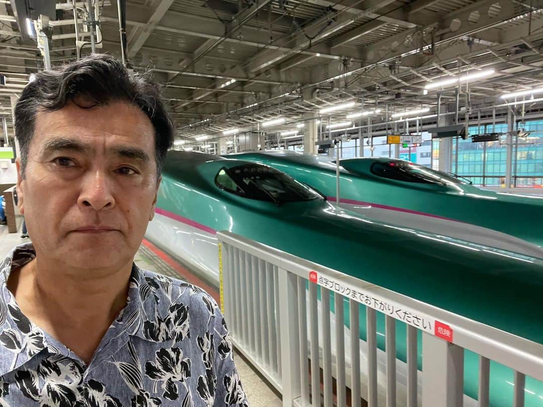 石原良純さんのインスタグラム写真 - (石原良純Instagram)「はやぶさ✖️はやぶさ。 日曜日の夕方の仙台駅は、出発列車、到着列車 がめじろ押し。鉄道ファンは、列車が沢山並ぶのが大好き。特に同じ列車が並ぶのが大好き。 僕が乗るはやぶさ110号がもう1分早く入線してくれていれば、奥の11番線ホームにも常磐グリーンのE5系もう一編成並んだのに残念。」9月11日 7時52分 - yoyoshizumi