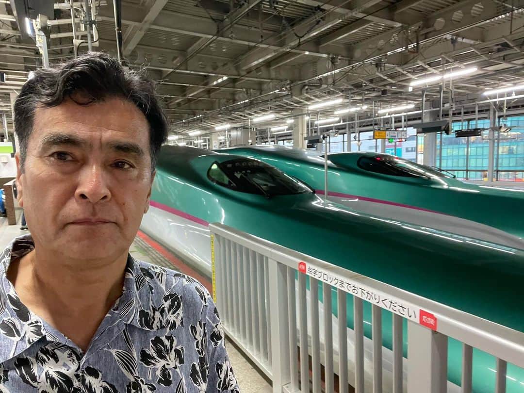 石原良純のインスタグラム：「はやぶさ✖️はやぶさ。 日曜日の夕方の仙台駅は、出発列車、到着列車 がめじろ押し。鉄道ファンは、列車が沢山並ぶのが大好き。特に同じ列車が並ぶのが大好き。 僕が乗るはやぶさ110号がもう1分早く入線してくれていれば、奥の11番線ホームにも常磐グリーンのE5系もう一編成並んだのに残念。」
