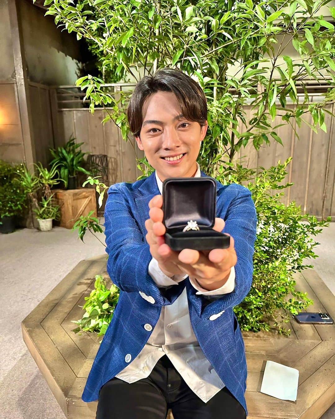 辰巳ゆうとのインスタグラム：「昨日放送になった  BSテレ東さんの 「#演歌の花道 」  見てくれましたか？？👀  細かい部分まで実際の街のように再現されたセットの中でのオフショット🌟  スタジオにいながら昭和の時代にタイムスリップしたかのような不思議な空間！  また出演できるよう頑張ります🕺」