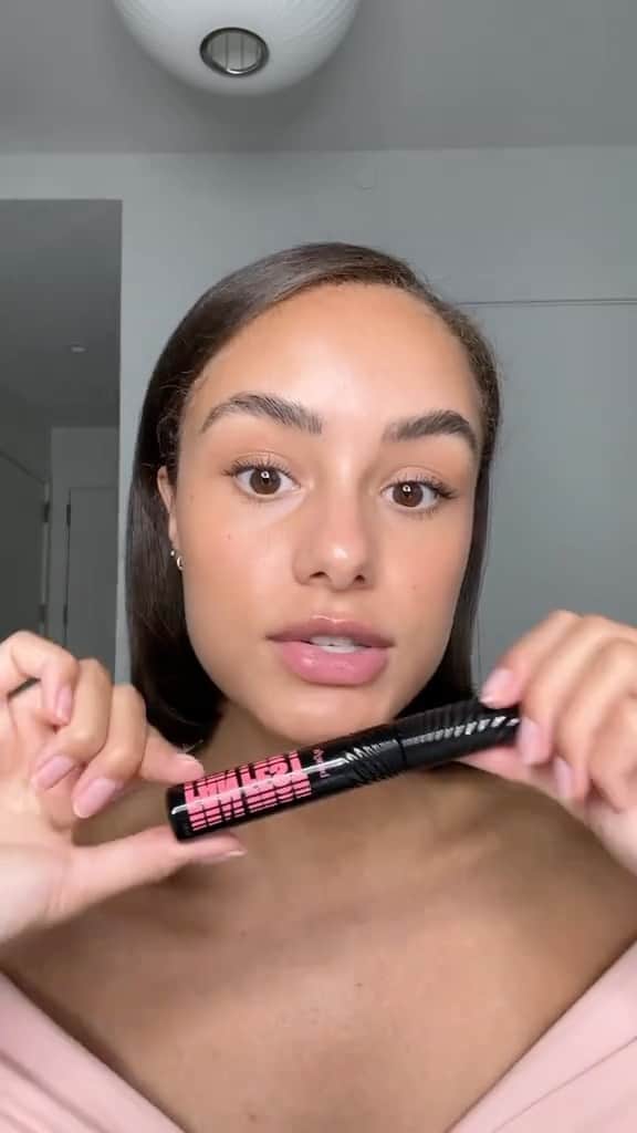 Benefit Cosmeticsのインスタグラム：「Sparse lashes? No problem! 🙅‍♀️ @oliviaamcdowell separates and amplifies her lashes with NEW Fan Fest Mascara!⁠ ⁠ A makeup bag must-have ✅⁠ ⁠ #benefitcosmetics #fanfestmascara #new」