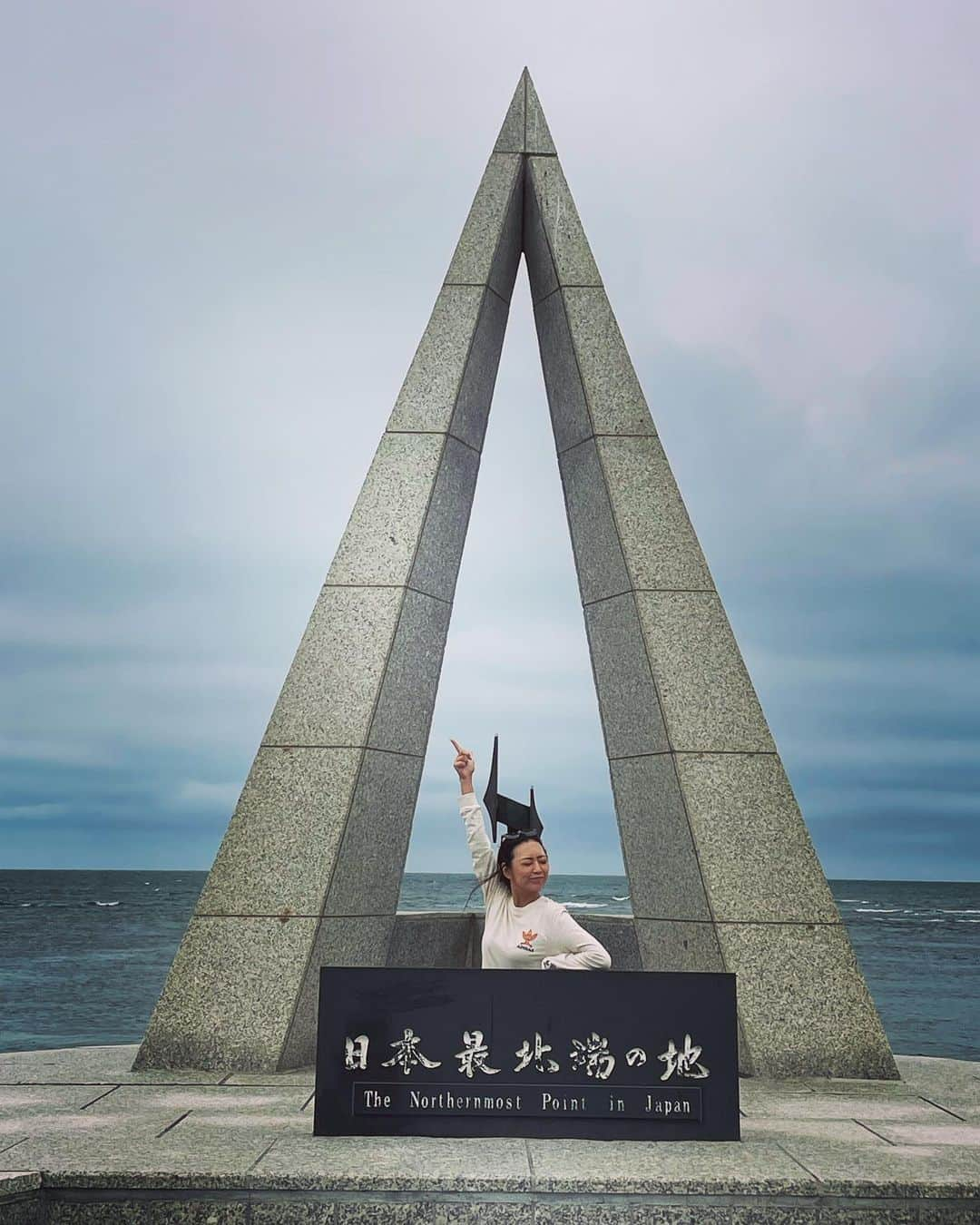 みかんのインスタグラム：「日本の最北端🗾 宗谷岬へ💙 せっかく稚内まで来たので行ってみました✌️ 間近でのオホーツク海に感動🥹 昆布と一緒に私も泳ぎたかったわ🏊‍♀️ お写真はオネェージャーとななみななちゃんでした✌️ #宗谷岬 #日本最北端 #稚内 #オホーツク海 #昆布 #オネェージャー #ななみなな」