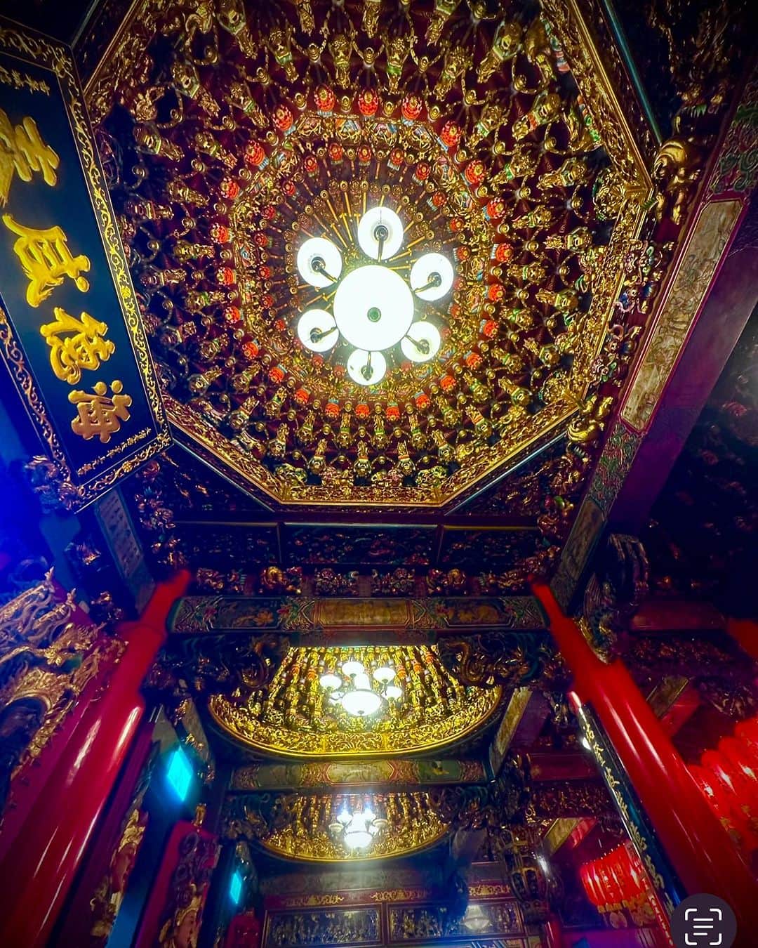 蜷川実花のインスタグラム：「台湾ではお寺にいったりマーケットに行ったり鼎泰豊にいったり。 3年ぶりなのだけど，あっという間に馴染んだ😊 やっと頻繁に行き来できそうで嬉しい❗️ #台湾」